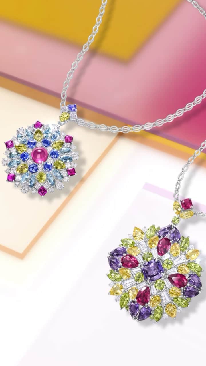 ハリー・ウィンストンのインスタグラム：「A pair of Winston Kaleidoscope Pendants spotlight magical plays of light, color, and texture. Gaze at the season’s hues by tapping the link in bio. #HarryWinston #WinstonKaleidoscope」