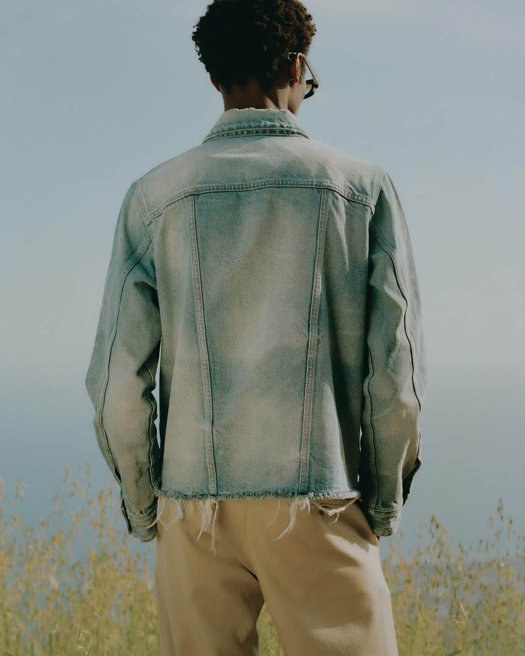 ジョン エリオットのインスタグラム：「Available now - Link in stories and bio. Hemi Jacket Type 1 & Desert Techno Utility Pant.   The Hemi Jacket Type 1 returns in one of our most iconic washes, Juliette. Design cues reference the original trucker jacket silhouette, while raw hem detailing adds attitude. Pair with the Desert Techno Utility Pant, now updated in lightweight cotton poplin fabric for the warmer months. Both styles are made Start-to-Finish in Japan.」