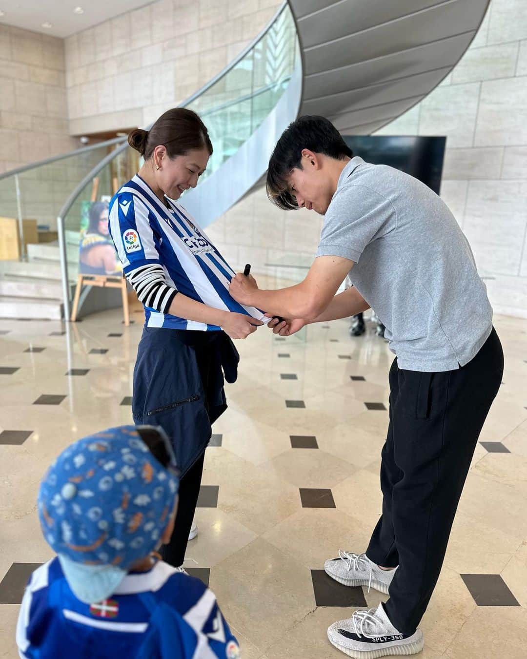 SHIORIのインスタグラム：「Day3. @yuya.takaji  の粋な計らいで久保選手にお時間をいただき生サイン✍️🥹✨完全に口元がゆるんでます‥  夜はカンプノウに➰⚽️ なんと10年前の同じ日にも （パエリアを学びに来ていた）　@yuya.takaji とカンプノウでバルサの優勝セレモニーに遭遇していたというミラクル❤️‍🔥❤️‍🔥❤️‍🔥  午前は郊外に足を伸ばして気持ちの良い時間を過ごしランチは海辺でシーフード🦞バルセロナは街と海が近くて本当にいいなっ🏖」