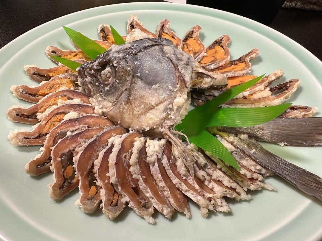 のインスタグラム：「滋賀県の伝統食・ふなずしを初体験。おいしい！ 「なれずし」と呼ばれる伝統的な発酵食のひとつで、体にとっても良いとか。ほどよい酸味で、癖になりそう。 最後に、頭の部分にお湯をかけ、お醤油を少し入れて食べたら、さらにおいしかった！ 発酵食万歳🙌 #ふなずし #ふなずし大好き #ふなずし茶漬け #滋賀県グルメ #ビワイチグルメ #ビワイチサイクリング #発酵食」
