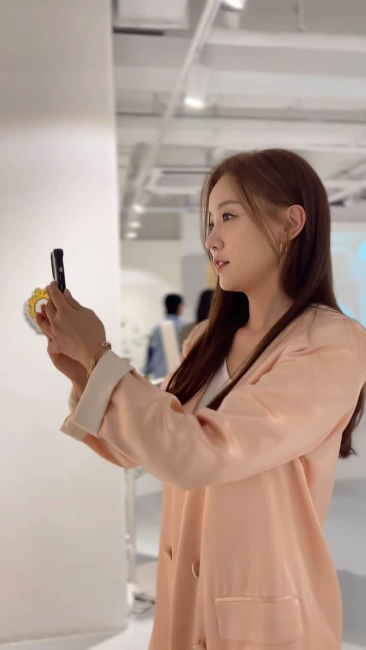 チェ・ジャヘのインスタグラム：「.. #호텔크랜베리  x #장재인작가  #뷰티풀그린🌿 #최자혜 #전시회  #전시추천」