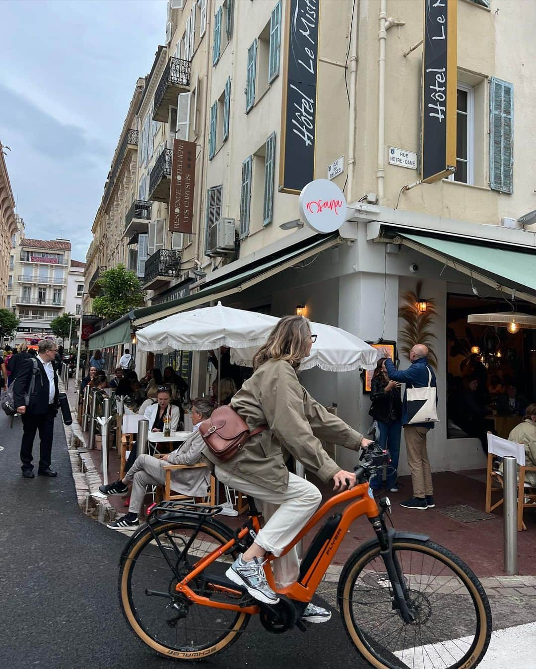 ローラさんのインスタグラム写真 - (ローラInstagram)「南フランスのカンヌの街並み🏘️ レンガでできた小道や、奥に入ると小さなレストランがトントンと並んでいて、歩いているだけで、わくわくした☺️  自分が行った事のない所での新しい経験は、想像をどんどん広げてくれて楽しくて、とても大切な事なんだなぁって学んだよ🌏  This is the vibe of the streets of Cannes in the south of France! It was exciting to just walk around, with all the brick pathways and tons of little restaurants tucked away in the cities cracks. I've learned that new experiences in places I've never been to are fun and important because they feed our imagination and creativity♥️」5月24日 0時23分 - rolaofficial