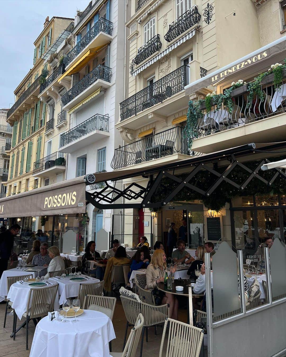 ローラさんのインスタグラム写真 - (ローラInstagram)「南フランスのカンヌの街並み🏘️ レンガでできた小道や、奥に入ると小さなレストランがトントンと並んでいて、歩いているだけで、わくわくした☺️  自分が行った事のない所での新しい経験は、想像をどんどん広げてくれて楽しくて、とても大切な事なんだなぁって学んだよ🌏  This is the vibe of the streets of Cannes in the south of France! It was exciting to just walk around, with all the brick pathways and tons of little restaurants tucked away in the cities cracks. I've learned that new experiences in places I've never been to are fun and important because they feed our imagination and creativity♥️」5月24日 0時23分 - rolaofficial