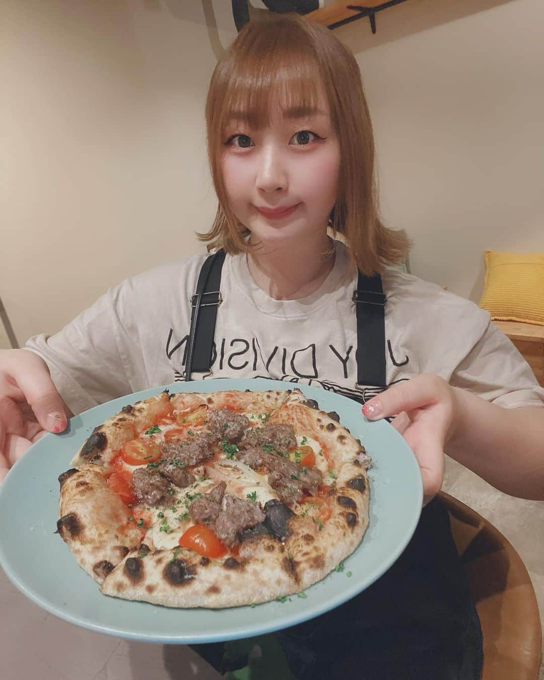 来栖あこさんのインスタグラム写真 - (来栖あこInstagram)「🍕 PIZZER CITrABAさんに行ってきたよ💕  釜焼きピザ美味しかった〜🌈🌈  今回はバイクだったのでレモンスカッシュを🍋 めちゃ美味しくておかわりしましたっ✨  お酒の種類めちゃあった❣️ ビールサーバーたくさんで元売り子 めちゃわくわくしちゃいました🍻  次は絶対お酒飲むぞっっ😊💖  PR @pizzer.citraba.araiyakushi #中野グルメ #中央線グルメ #新井薬師 #ナチュールワイン #中野ランチ #ピザ #pizzercitraba #中野ピザ」5月24日 0時16分 - akopai.081