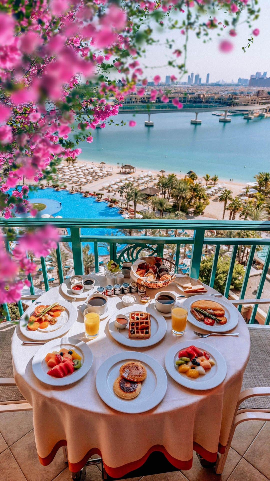 Izkizのインスタグラム：「Breakfast with a view in #Dubai 😍 TAG someone you would like to wake up here with 💙」