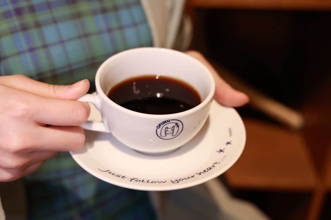 福岡聖菜さんのインスタグラム写真 - (福岡聖菜Instagram)「プロデュースアイテム、最後はカップ&ソーサー。  何か私らしいものを一つ作りたいなぁと思っていた時に見つけたアイテム。  コーヒーは私にとって欠かせないもので 朝ごはんの最後に飲んだり もう一息頑張りたい時に飲んだり。  架空の喫茶店「おふく堂」をイメージして作ってみました☕️  「Just follow your heart」 自分自身を信じてあげられますように。  受付はついに今日24日12:59まで✨  #福岡聖菜プロデュースグッズ  #喫茶店 #コーヒー」5月24日 0時21分 - seina___ff