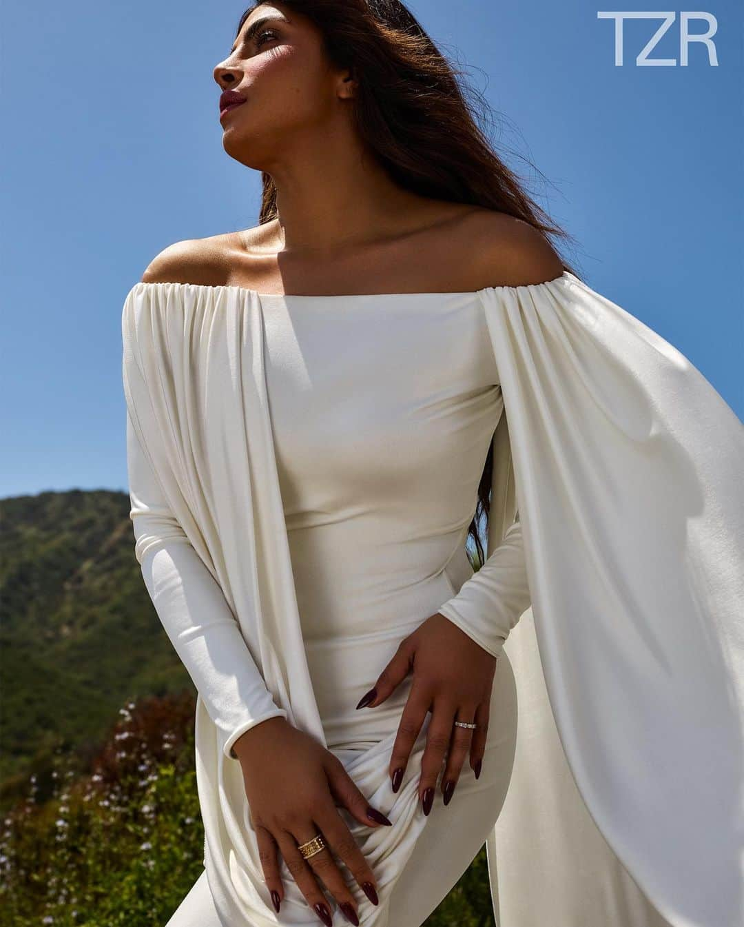 プリヤンカー・チョープラーさんのインスタグラム写真 - (プリヤンカー・チョープラーInstagram)「POV: You see the beautiful Santa Monica Mountains in Topanga, on a particularly hot day, and everything around was in full bloom (thanks to the crazy rain this year in SoCal 😋) That’s the story behind the pictures we shot for @thezoereport 💕 😉 Story link in bio. 📷: @laurendukoff」5月24日 0時26分 - priyankachopra