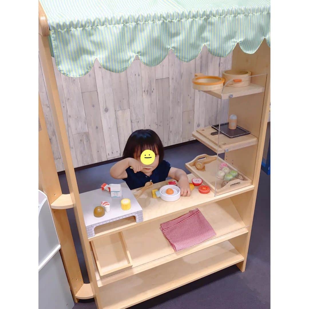 矢田部ゆかのインスタグラム：「GW後半は大阪へ🐙  大学野球マネ友のまりちゃん＆娘ちゃんと1年ぶりの再会👧👧💕  なんばCITYの「cafe 太陽ノ塔」でランチ🍴ランチセットのスープがお野菜たっぷり＆薄味で娘が全部食べた😲 更に頼んだキッズミルク約250mlも一気飲みしてた🤤🥛  なんばパークスのDADWAYの遊び場もすごい良くて😍 女子たちはおままごとが大好きだね😂  --------------------  義実家にも1歳のいとこがいるのでいっぱい一緒に遊んだ😘 勝尾寺お散歩気持ちいい☀」