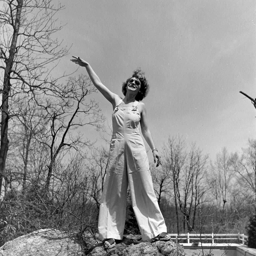 lifeのインスタグラム：「LIFE Photographer Margaret Bourke-White posing for a photograph, 1943.   One of LIFE magazine’s four original staff photographers, her picture of Montana’s monumental Fort Peck Dam graced the cover of LIFE's debut issue in November 1936.   Bourke-White broke ground again and again throughout her career, notching notable assignments not only as the first woman photographer to accomplish this or that but as the first photographer, period, to cover a variety of monumental events and key figures both heroic and heinous.   Click the link in bio to learn more about her groundbreaking work!   (📷 Alfred Eisenstaedt/LIFE Picture Collection)  #LIFEMagazine #LIFEArchive #MargaretBourkeWhite #Photographer #Photojournalist #LIFELegends」