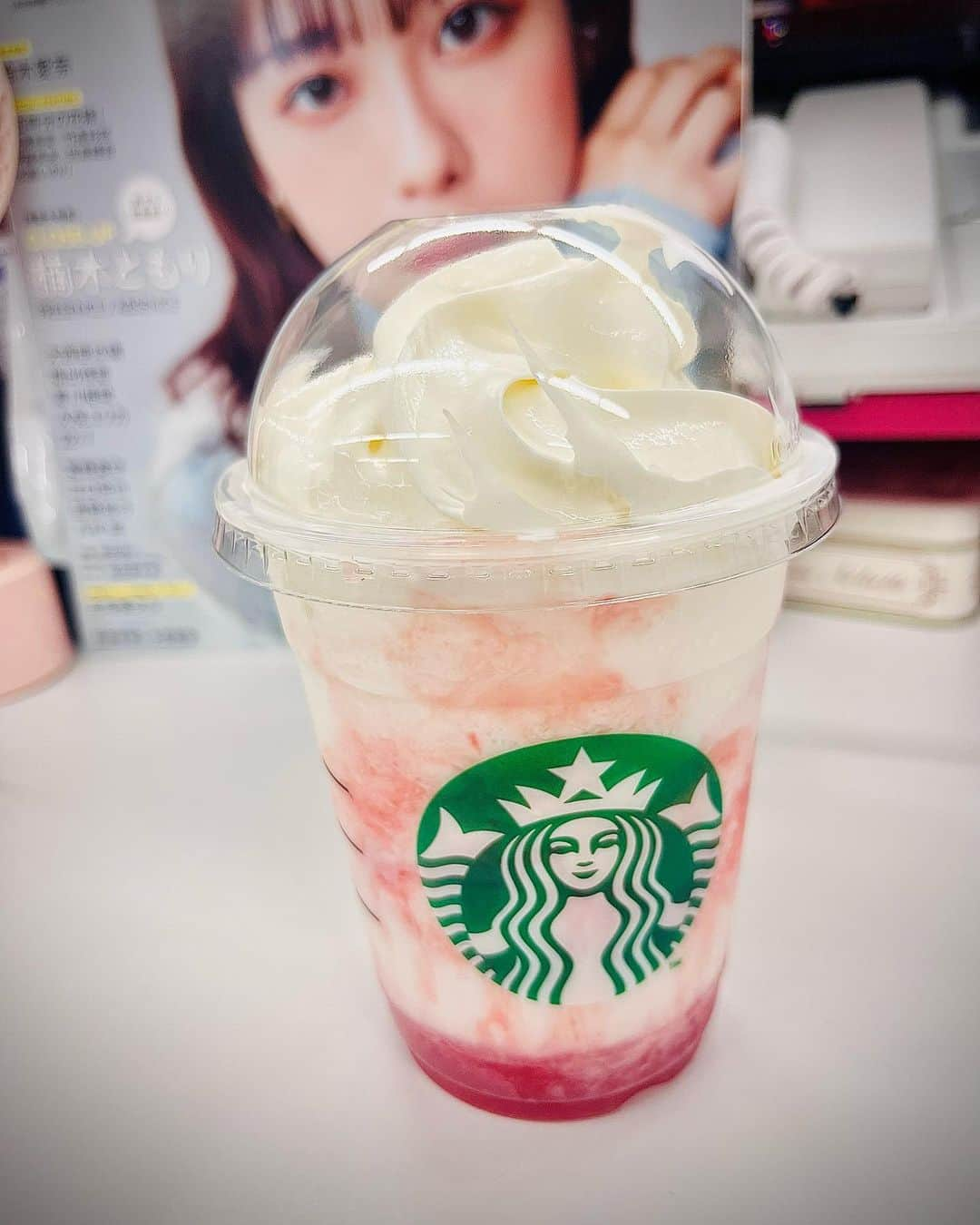 声優グランプリさんのインスタグラム写真 - (声優グランプリInstagram)「やっと飲めました🍓  皆さんはもう飲みましたか？  声グラ6月号も読みましたか？  飲みながら読むと最高です🍓📚💓🫶  #スタバ新作 #いちごフラペチーノ #売り切れ続出 #声グラ #声グラ6月号 #好評発売中  #楠木ともり #鈴木愛奈」5月24日 11時21分 - seigura.magazine