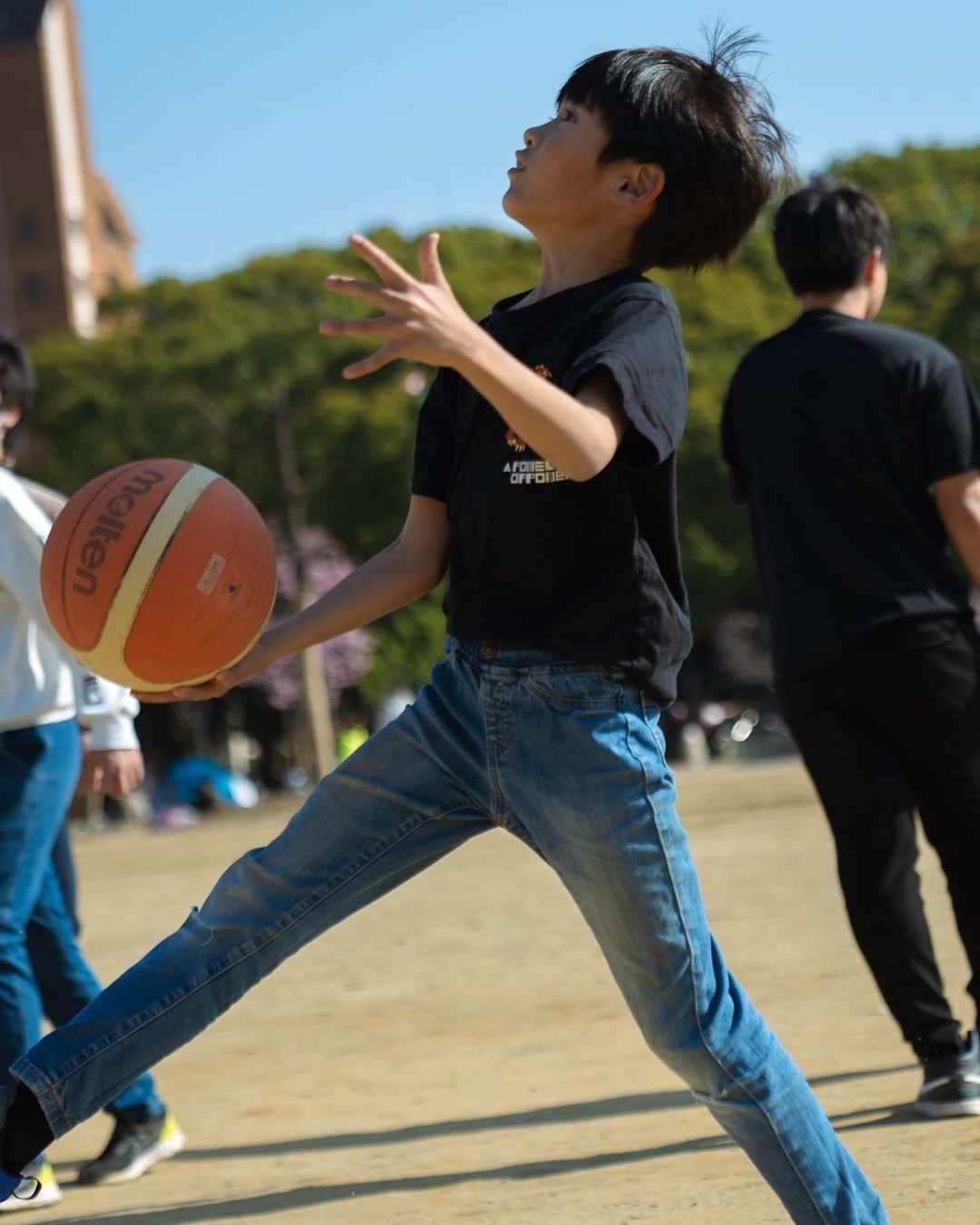 yuco_yoshidaさんのインスタグラム写真 - (yuco_yoshidaInstagram)「🛹👦🏻&🏀👦🏻 激エモ写真 夫のカメラで📷やっぱり違うなぁ〜！ ・ ・ #スケボー男子  #バスケ男子  #男の子ママ」5月24日 11時22分 - yuco_yoshida