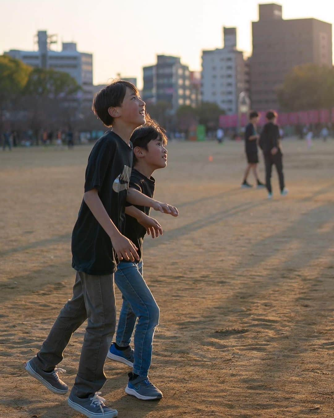 yuco_yoshidaさんのインスタグラム写真 - (yuco_yoshidaInstagram)「🛹👦🏻&🏀👦🏻 激エモ写真 夫のカメラで📷やっぱり違うなぁ〜！ ・ ・ #スケボー男子  #バスケ男子  #男の子ママ」5月24日 11時22分 - yuco_yoshida