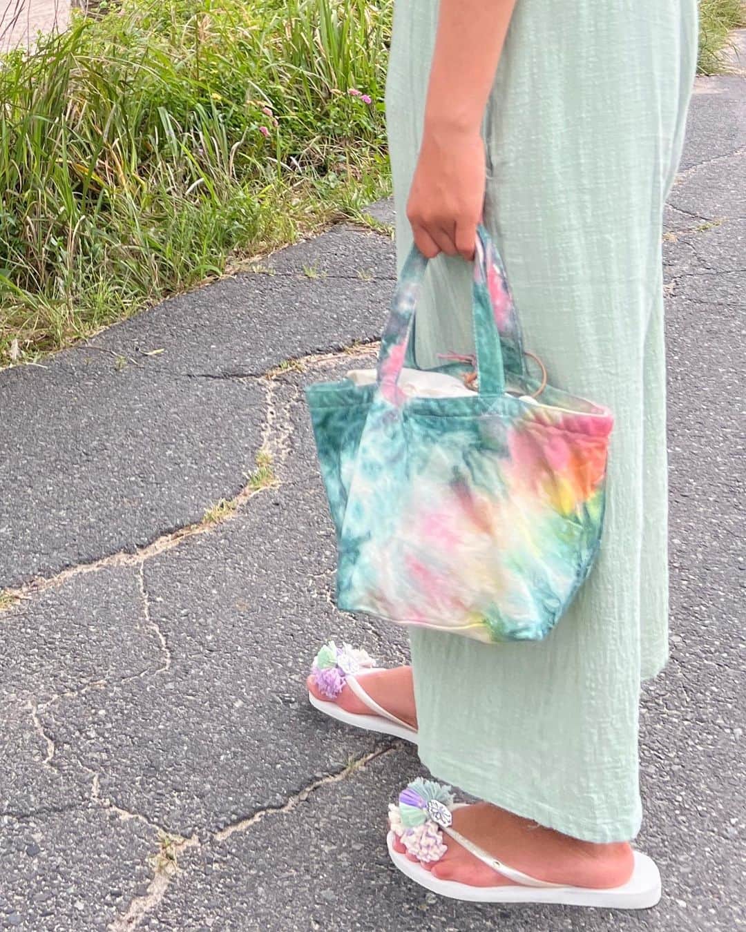 Akane Ogawaさんのインスタグラム写真 - (Akane OgawaInstagram)「おはようございます🌴 @emaecoral  完売していた、 mini toteとボストンバッグの新色。  Greenの組み合わせが 今までに無いcolorです🌿  handmadeなので、only colorです。 好きなcolorに出逢えた時が タイミングです。  #ecoRAL #tiedye #pinkmafia #pinkmafiasmd #izu #shimoda #handdyed」5月24日 11時22分 - pinkmafia_akane