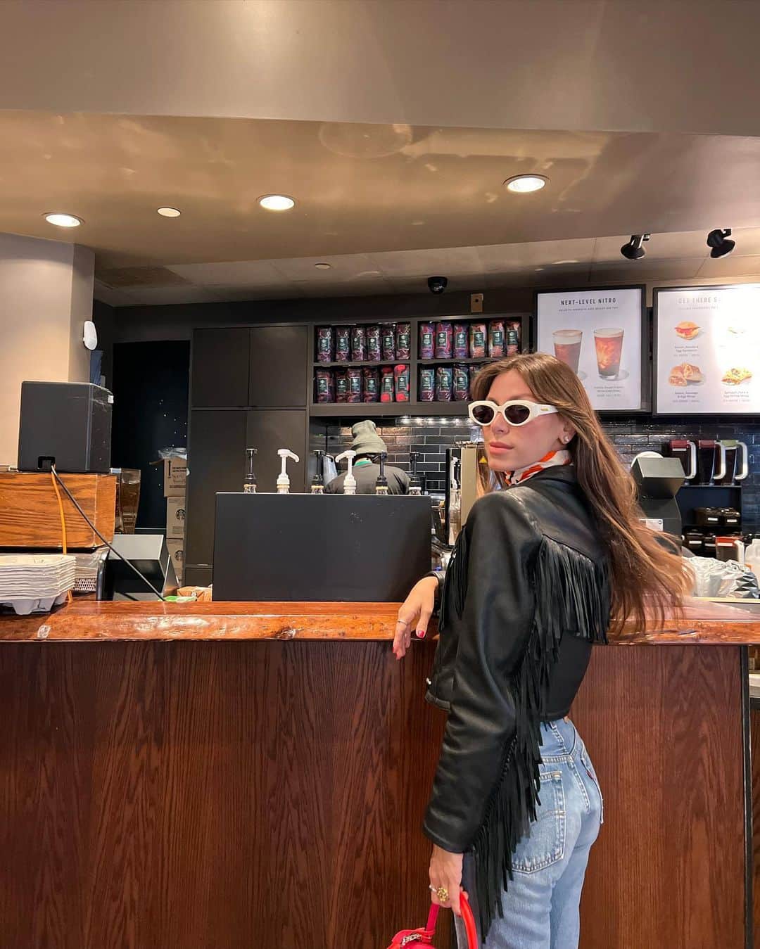 Glam4Youさんのインスタグラム写真 - (Glam4YouInstagram)「❤️ NY ❤️ Mais um look pra mais um dia de trabalho em NY. Dias de pesquisa, reuniões, andança, e muita energia boa… Eu sempre falo que produções confortáveis e simples não precisam ser simplórias e bobas, e aqui está um exemplo prático disso, não acham!? Abusem de acessórios e peças que sozinhas já falam tudo.」5月24日 11時25分 - nativozza