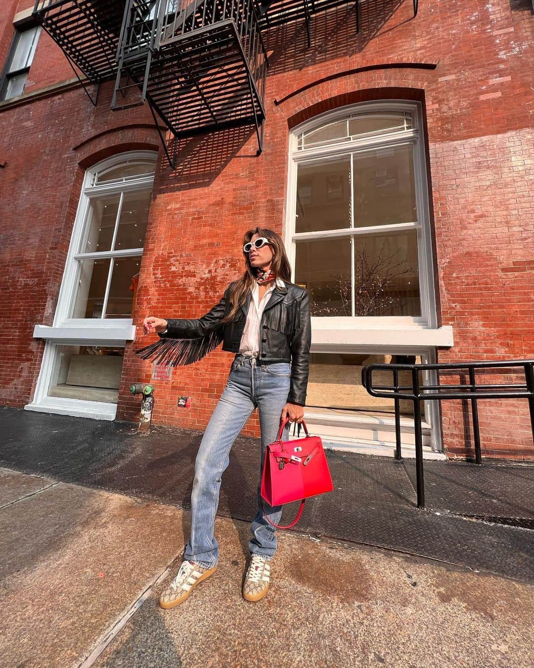 Glam4Youさんのインスタグラム写真 - (Glam4YouInstagram)「❤️ NY ❤️ Mais um look pra mais um dia de trabalho em NY. Dias de pesquisa, reuniões, andança, e muita energia boa… Eu sempre falo que produções confortáveis e simples não precisam ser simplórias e bobas, e aqui está um exemplo prático disso, não acham!? Abusem de acessórios e peças que sozinhas já falam tudo.」5月24日 11時25分 - nativozza