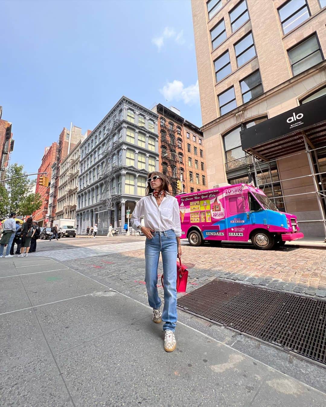 Glam4Youさんのインスタグラム写真 - (Glam4YouInstagram)「❤️ NY ❤️ Mais um look pra mais um dia de trabalho em NY. Dias de pesquisa, reuniões, andança, e muita energia boa… Eu sempre falo que produções confortáveis e simples não precisam ser simplórias e bobas, e aqui está um exemplo prático disso, não acham!? Abusem de acessórios e peças que sozinhas já falam tudo.」5月24日 11時25分 - nativozza