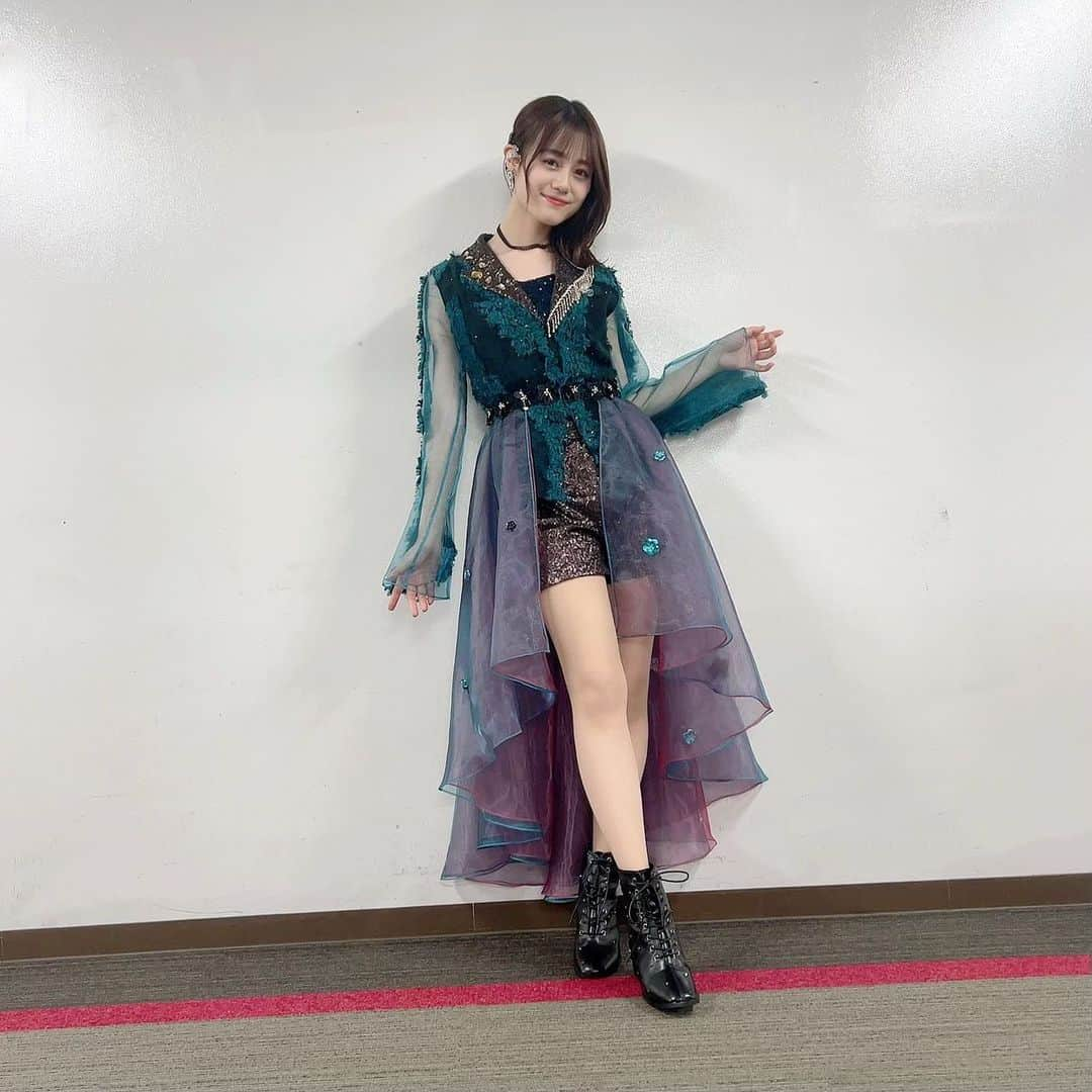 伊藤美来のインスタグラム：「こんにちは。 スタイリストのナミキアキです！  #みっくライブツアー2023  Every day is a gift   ついにツアー完走しましたね！  こちらはオープニングの衣装✨  少しレトロな雰囲気で、渋めの色味に スパンコールでキラキラさせました。  “スケスケの布”がお気に入りとみっくも言ってくれました😊  また2着目、アンコールの衣装も追って投稿しますね！  #伊藤美来 #みっく衣装 #みっくライブ衣装　  By @akinamiki_stylist」