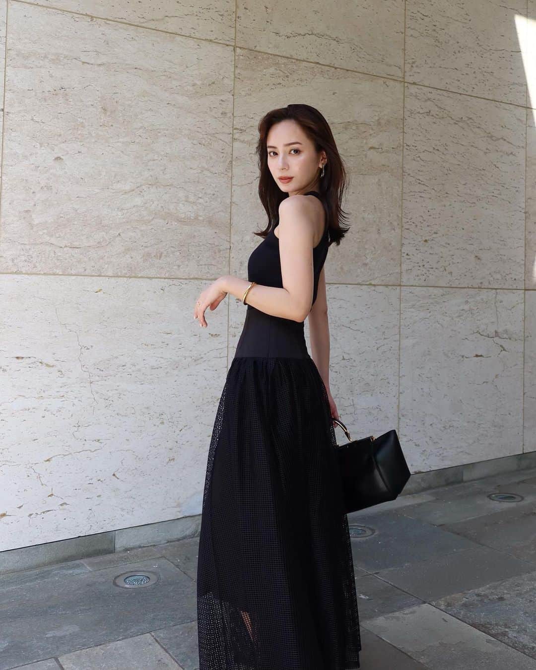中村麻美さんのインスタグラム写真 - (中村麻美Instagram)「⁡ メッシュレースをたっぷりと使用したボリュームスカート。 ⁡ ウエスト部分はハリのある生地を使用し、 きゅっとくびれを際立たせるシルエットに♡ ⁡ シンプルなトップスをさらっと合わせて着たいな☺️ ⁡ 5/25(木)12:00〜 @anuans.official MID SUMMER COLLECTION 公式オンラインストアにて先行予約STARTです✨ ⁡ #anuans #anuans_2023ss #midsummercollection」5月24日 11時26分 - asami_nakamura_