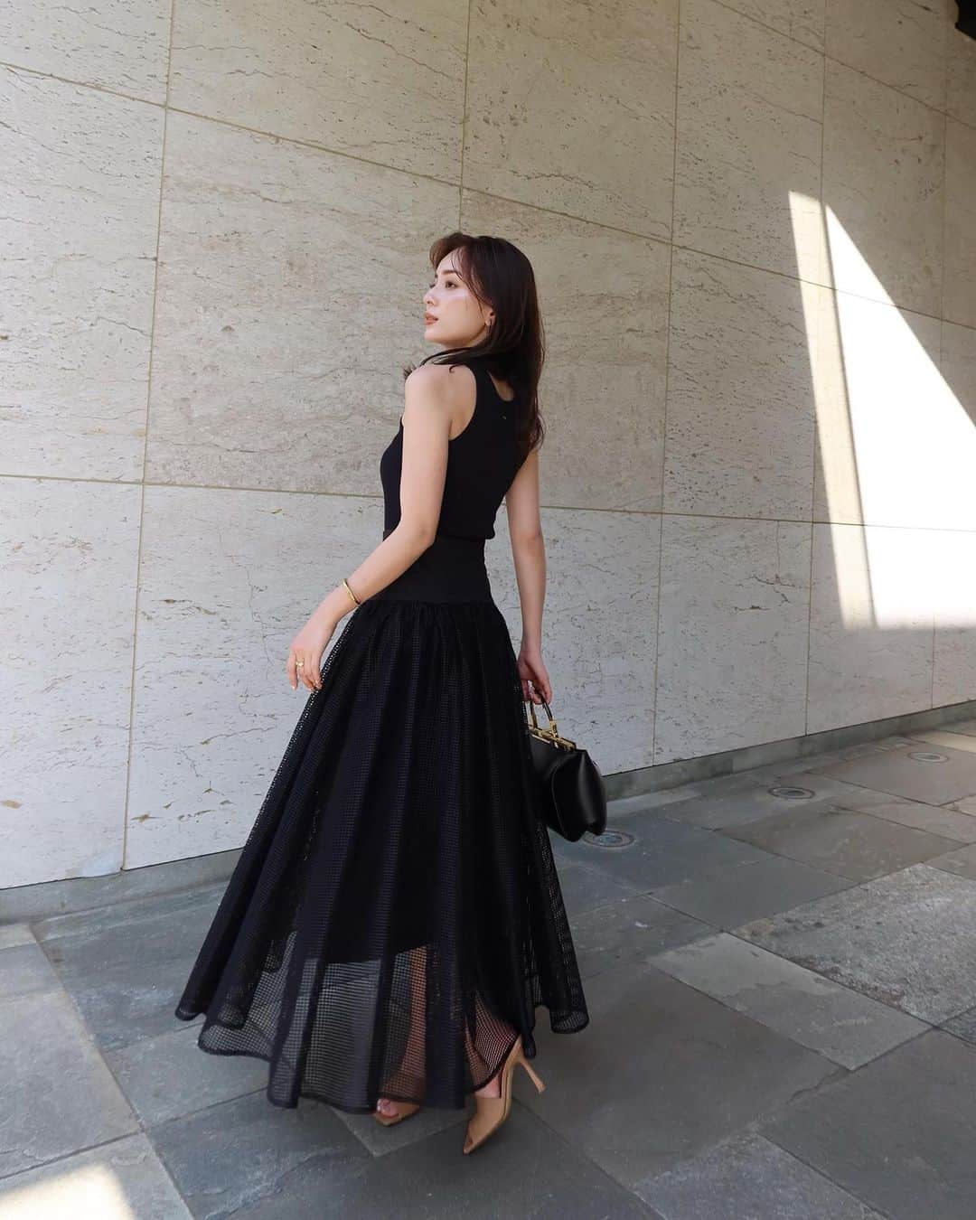 中村麻美さんのインスタグラム写真 - (中村麻美Instagram)「⁡ メッシュレースをたっぷりと使用したボリュームスカート。 ⁡ ウエスト部分はハリのある生地を使用し、 きゅっとくびれを際立たせるシルエットに♡ ⁡ シンプルなトップスをさらっと合わせて着たいな☺️ ⁡ 5/25(木)12:00〜 @anuans.official MID SUMMER COLLECTION 公式オンラインストアにて先行予約STARTです✨ ⁡ #anuans #anuans_2023ss #midsummercollection」5月24日 11時26分 - asami_nakamura_