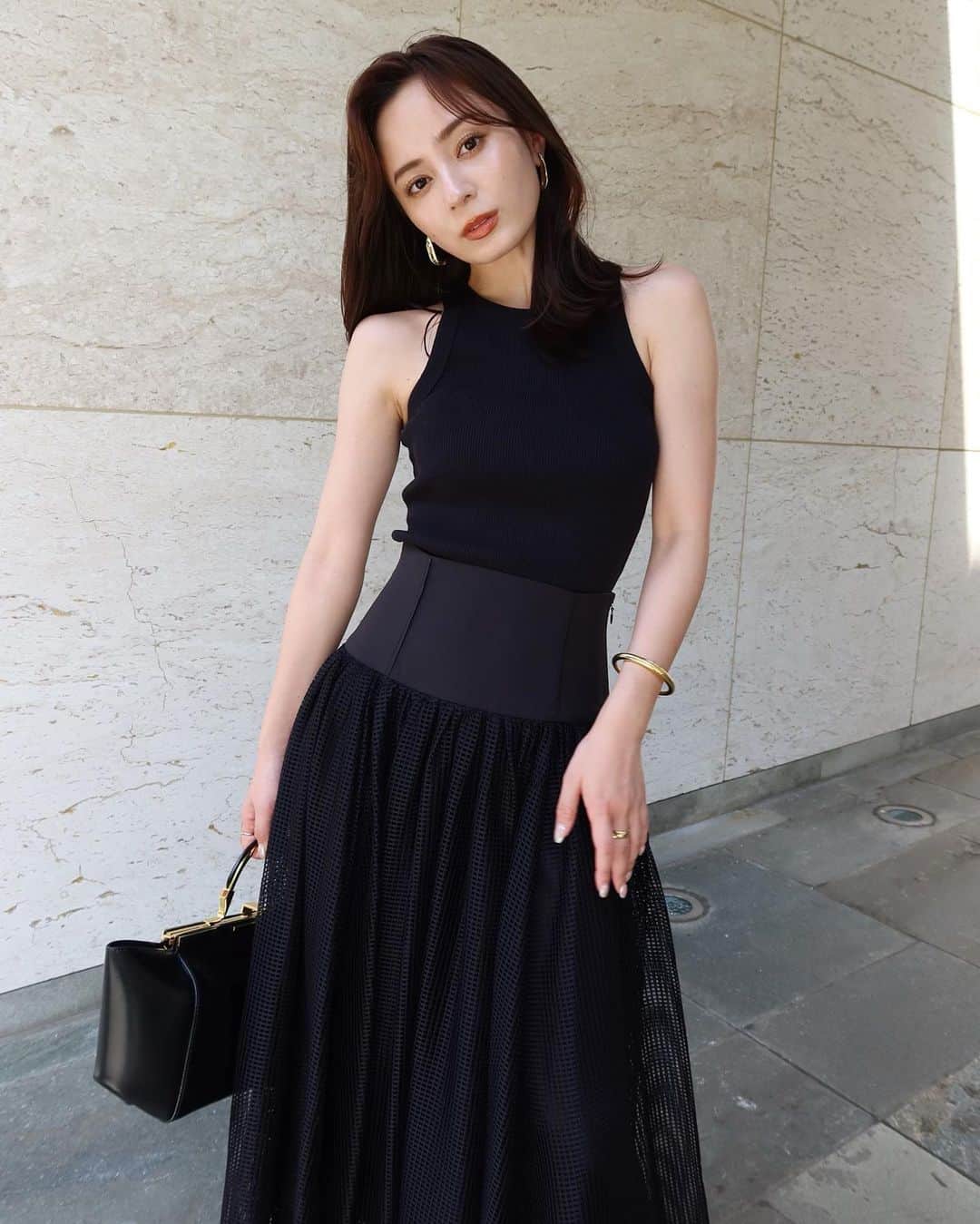 中村麻美さんのインスタグラム写真 - (中村麻美Instagram)「⁡ メッシュレースをたっぷりと使用したボリュームスカート。 ⁡ ウエスト部分はハリのある生地を使用し、 きゅっとくびれを際立たせるシルエットに♡ ⁡ シンプルなトップスをさらっと合わせて着たいな☺️ ⁡ 5/25(木)12:00〜 @anuans.official MID SUMMER COLLECTION 公式オンラインストアにて先行予約STARTです✨ ⁡ #anuans #anuans_2023ss #midsummercollection」5月24日 11時26分 - asami_nakamura_
