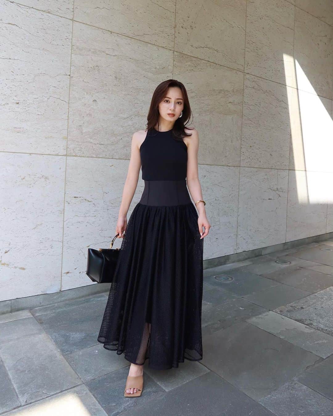 中村麻美さんのインスタグラム写真 - (中村麻美Instagram)「⁡ メッシュレースをたっぷりと使用したボリュームスカート。 ⁡ ウエスト部分はハリのある生地を使用し、 きゅっとくびれを際立たせるシルエットに♡ ⁡ シンプルなトップスをさらっと合わせて着たいな☺️ ⁡ 5/25(木)12:00〜 @anuans.official MID SUMMER COLLECTION 公式オンラインストアにて先行予約STARTです✨ ⁡ #anuans #anuans_2023ss #midsummercollection」5月24日 11時26分 - asami_nakamura_
