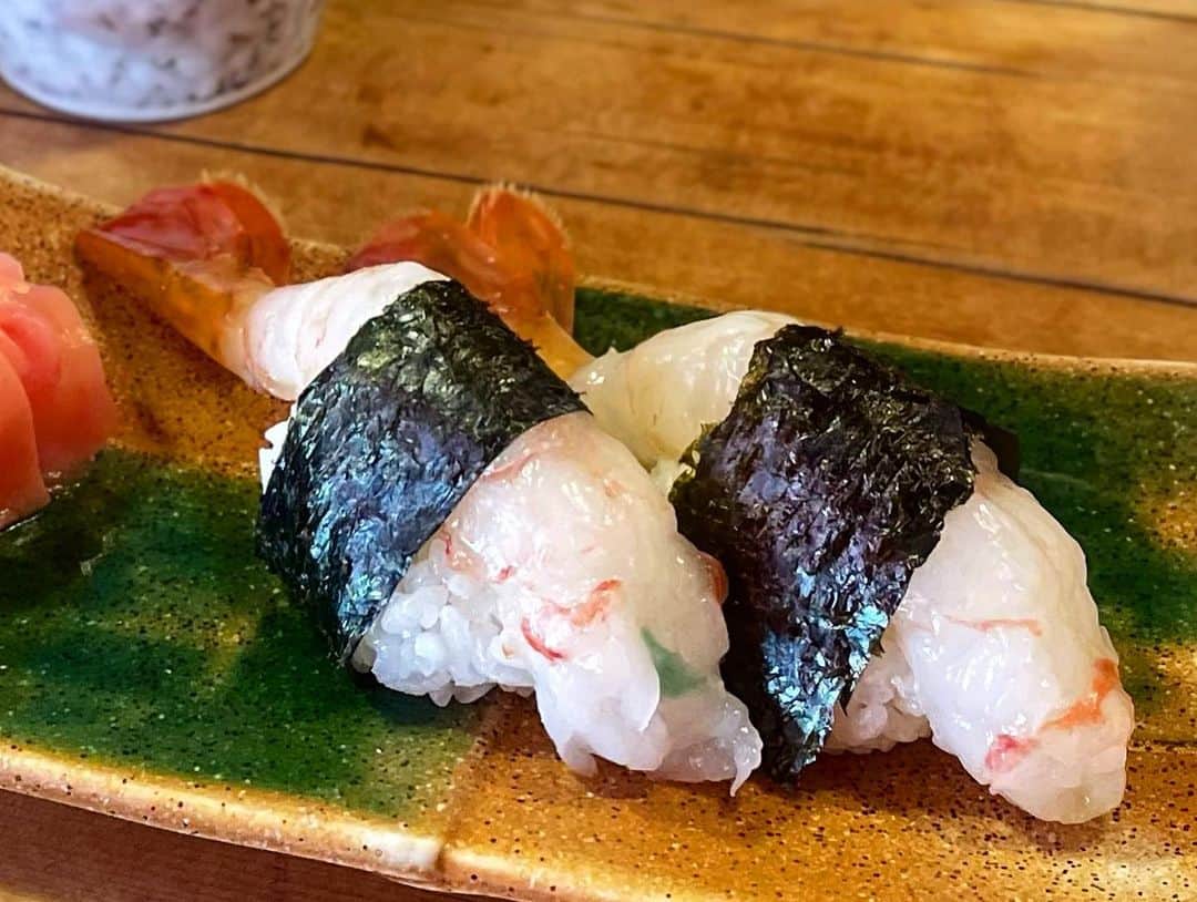 yuco_yoshidaさんのインスタグラム写真 - (yuco_yoshidaInstagram)「鶴橋のお寿司はすしぎんよりいり船派。 めっちゃ狭いしいつも並んでるけどネタ大きくて食べ応えあって美味し♡ 赤酢の繊細なのも好きだけどこういう大阪っぽいのも好き🙆‍♀️ ・ ・ #いり船寿司  #鶴橋グルメ  #鶴橋寿司」5月24日 10時00分 - yuco_yoshida