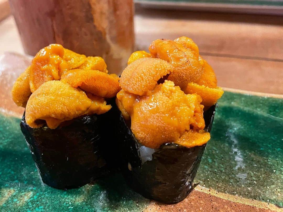 yuco_yoshidaのインスタグラム：「鶴橋のお寿司はすしぎんよりいり船派。 めっちゃ狭いしいつも並んでるけどネタ大きくて食べ応えあって美味し♡ 赤酢の繊細なのも好きだけどこういう大阪っぽいのも好き🙆‍♀️ ・ ・ #いり船寿司  #鶴橋グルメ  #鶴橋寿司」