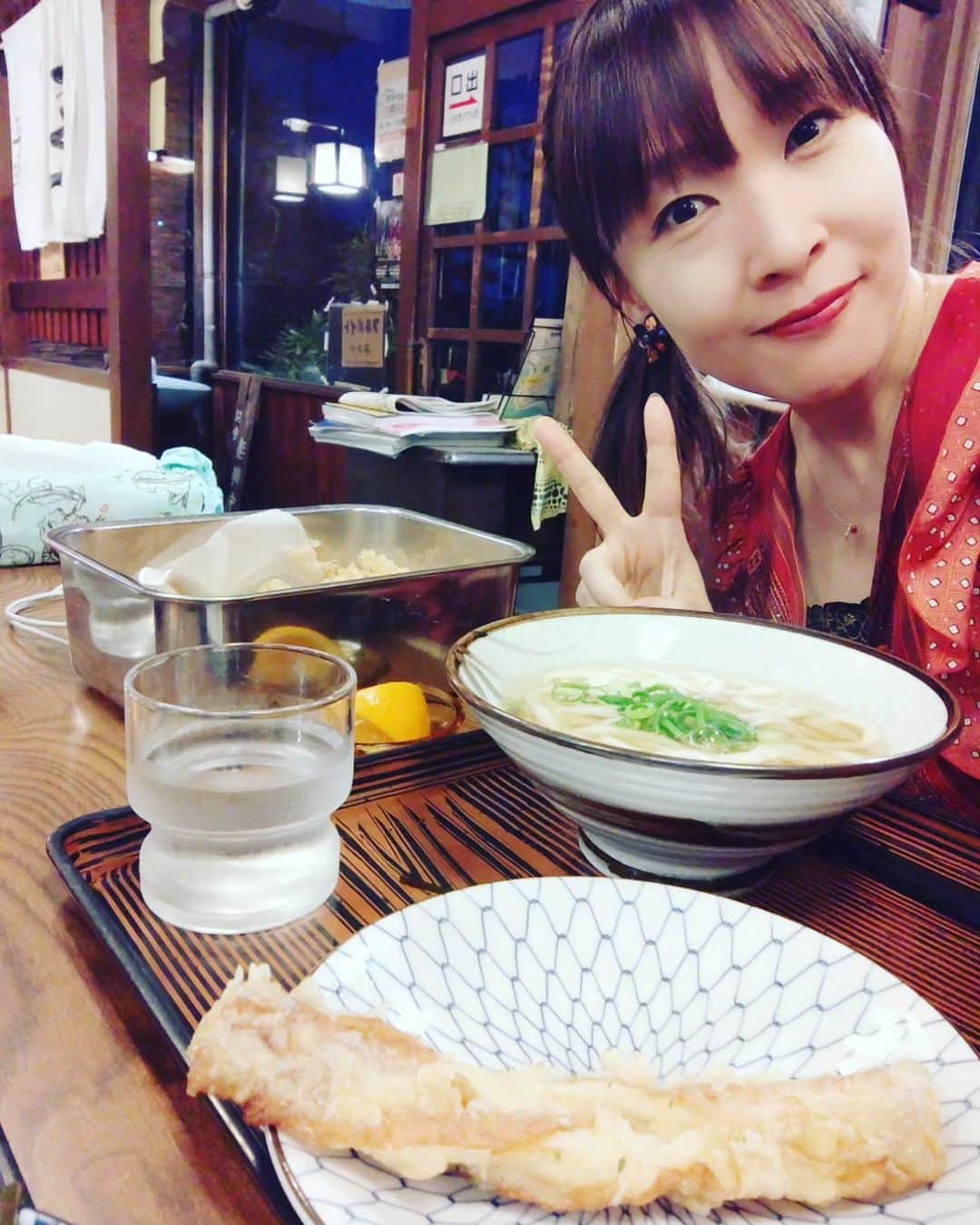 atsukoのインスタグラム：「岡山西大寺の美味しいおうどん『玉壺』さんに、西大寺公民館ライヴのあと行きました！！ あーん！！美味しい！！  ぢぇらっ子も朝から並んでくれたみたいで、 マナーの良さにお店の方が感激しておりました。 さすが！ぢぇらっ子！！  #angela_20th #angela_jpn #atsuko #岡山西大寺」