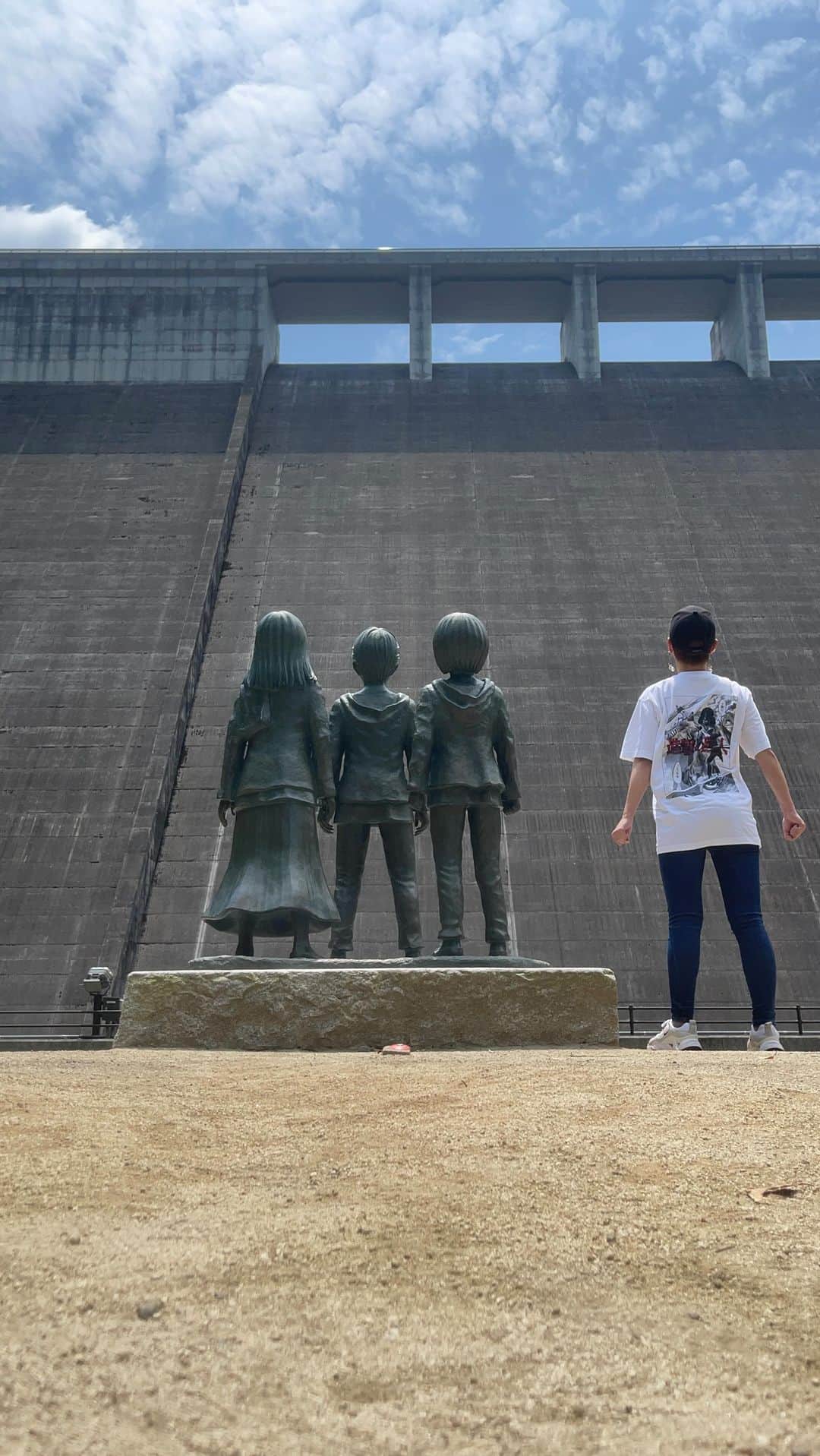 島田彩のインスタグラム：「✈︎ その日、人類は思い出した。@大分県日田市  進撃の日田。 エレンたちと壁見上げてきました。  実はこれ、大山ダムの壁です😆よくできてる。 日田市は緑豊かで本当にたくさん癒されてきました。」