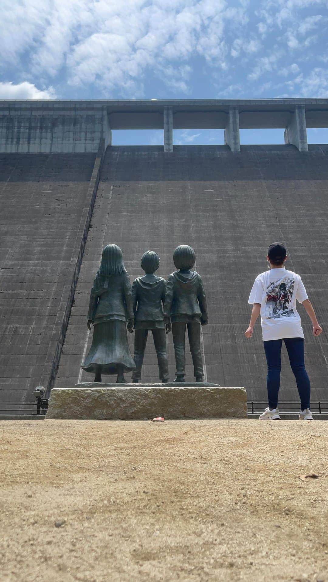 島田彩のインスタグラム：「✈︎ その日、人類は思い出した。@大分県日田市  進撃の日田。 エレンたちと壁見上げてきました。  実はこれ、大山ダムの壁です😆よくできてる。 日田市は緑豊かで本当にたくさん癒されてきました。」