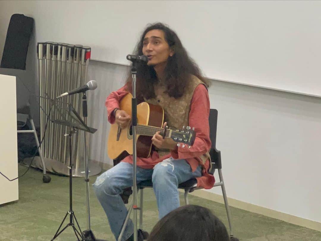 Soka Universityさんのインスタグラム写真 - (Soka UniversityInstagram)「An event to commemorate the 162nd Birth Anniversary of Rabindranath Tagore was held on Saturday, May 13, 2023. This student-organized event, supported by Soka University South Asia Research Center (SARC) and Global Core Center, welcomed Ms. Kanika Aggarwal, the Director of the Vivekananda Cultural Center as a special guest.   Floral tributes were paid to the statue of Rabindranath Tagore (located at Soka University) by Ms. Aggarwal and Prof. Ryohei Tanaka, the Director of SARC and Executive Vice-President of Soka University. This statue was presented to Soka University by Indian Council for Cultural Relations (ICCR) in 2009 and is one of the very few statues of Tagore in Japan. This was followed by the main event in Space Arena at Global Square, which included presentations and speeches to introduce Tagore and cultural performances of songs written and composed by him.  #tagore #birthanniversary #southasia #india #japan #sokauniversity」5月24日 10時07分 - sokauniversity