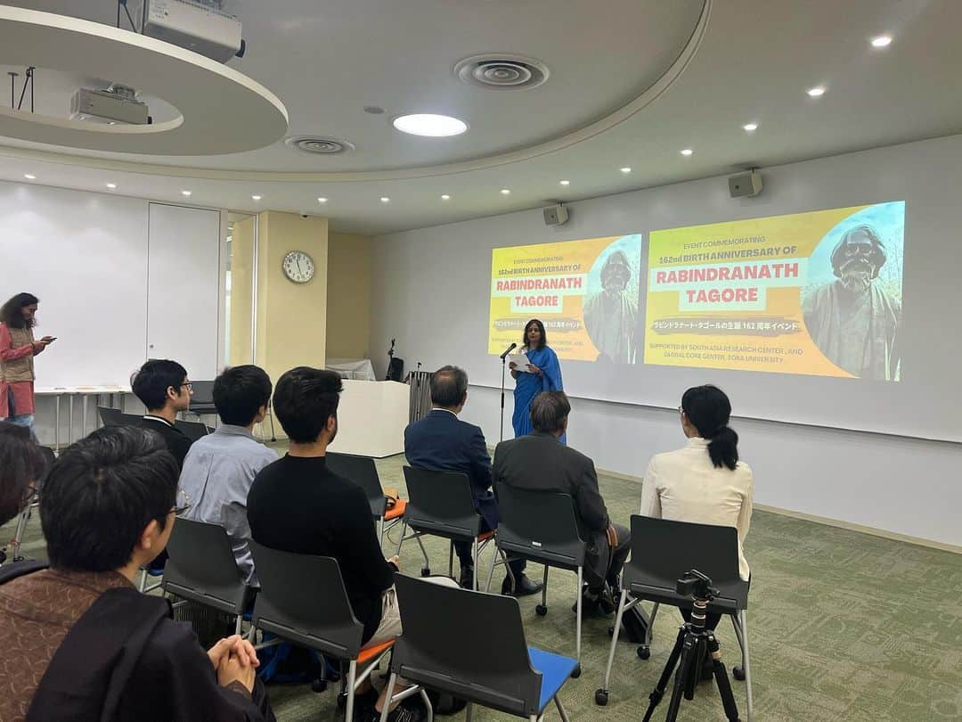 Soka Universityさんのインスタグラム写真 - (Soka UniversityInstagram)「An event to commemorate the 162nd Birth Anniversary of Rabindranath Tagore was held on Saturday, May 13, 2023. This student-organized event, supported by Soka University South Asia Research Center (SARC) and Global Core Center, welcomed Ms. Kanika Aggarwal, the Director of the Vivekananda Cultural Center as a special guest.   Floral tributes were paid to the statue of Rabindranath Tagore (located at Soka University) by Ms. Aggarwal and Prof. Ryohei Tanaka, the Director of SARC and Executive Vice-President of Soka University. This statue was presented to Soka University by Indian Council for Cultural Relations (ICCR) in 2009 and is one of the very few statues of Tagore in Japan. This was followed by the main event in Space Arena at Global Square, which included presentations and speeches to introduce Tagore and cultural performances of songs written and composed by him.  #tagore #birthanniversary #southasia #india #japan #sokauniversity」5月24日 10時07分 - sokauniversity