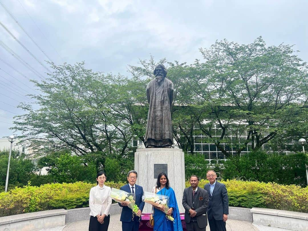 Soka Universityさんのインスタグラム写真 - (Soka UniversityInstagram)「An event to commemorate the 162nd Birth Anniversary of Rabindranath Tagore was held on Saturday, May 13, 2023. This student-organized event, supported by Soka University South Asia Research Center (SARC) and Global Core Center, welcomed Ms. Kanika Aggarwal, the Director of the Vivekananda Cultural Center as a special guest.   Floral tributes were paid to the statue of Rabindranath Tagore (located at Soka University) by Ms. Aggarwal and Prof. Ryohei Tanaka, the Director of SARC and Executive Vice-President of Soka University. This statue was presented to Soka University by Indian Council for Cultural Relations (ICCR) in 2009 and is one of the very few statues of Tagore in Japan. This was followed by the main event in Space Arena at Global Square, which included presentations and speeches to introduce Tagore and cultural performances of songs written and composed by him.  #tagore #birthanniversary #southasia #india #japan #sokauniversity」5月24日 10時07分 - sokauniversity