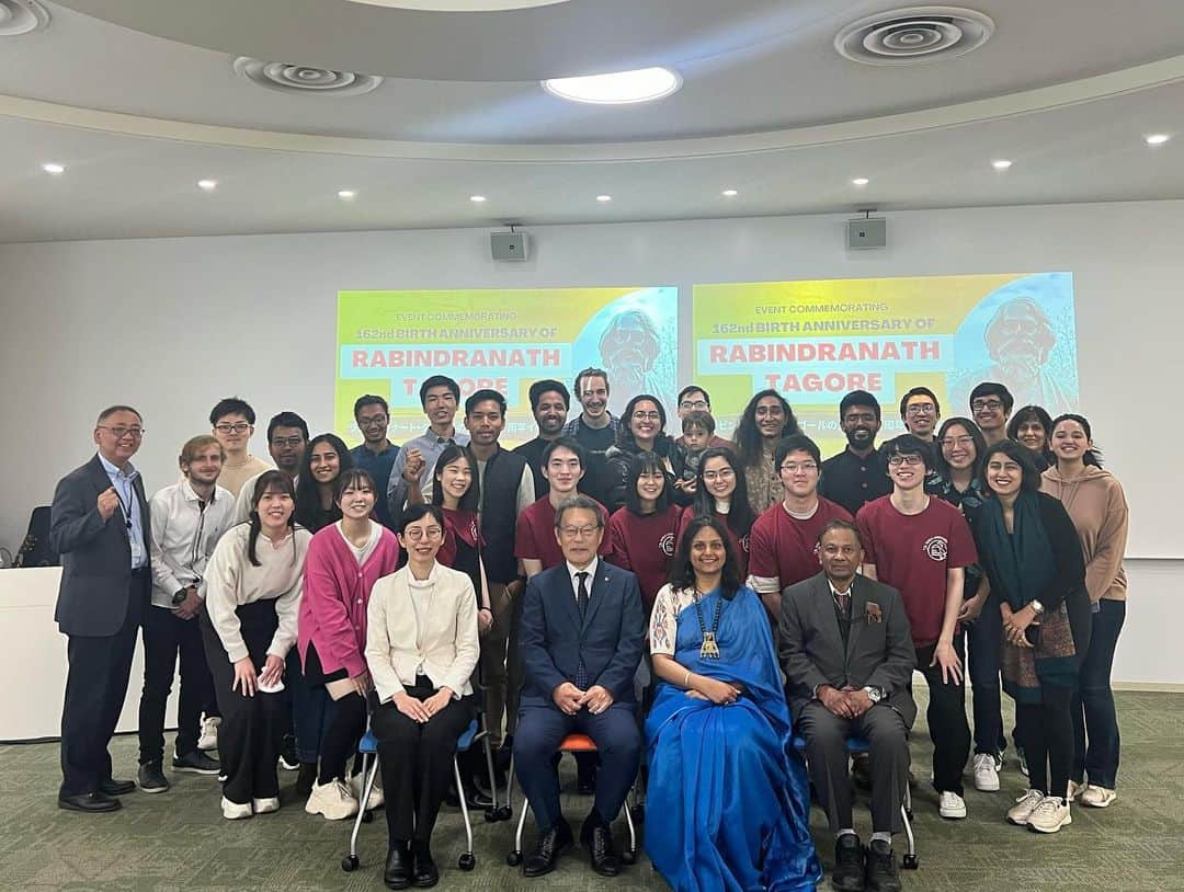 Soka Universityさんのインスタグラム写真 - (Soka UniversityInstagram)「An event to commemorate the 162nd Birth Anniversary of Rabindranath Tagore was held on Saturday, May 13, 2023. This student-organized event, supported by Soka University South Asia Research Center (SARC) and Global Core Center, welcomed Ms. Kanika Aggarwal, the Director of the Vivekananda Cultural Center as a special guest.   Floral tributes were paid to the statue of Rabindranath Tagore (located at Soka University) by Ms. Aggarwal and Prof. Ryohei Tanaka, the Director of SARC and Executive Vice-President of Soka University. This statue was presented to Soka University by Indian Council for Cultural Relations (ICCR) in 2009 and is one of the very few statues of Tagore in Japan. This was followed by the main event in Space Arena at Global Square, which included presentations and speeches to introduce Tagore and cultural performances of songs written and composed by him.  #tagore #birthanniversary #southasia #india #japan #sokauniversity」5月24日 10時07分 - sokauniversity