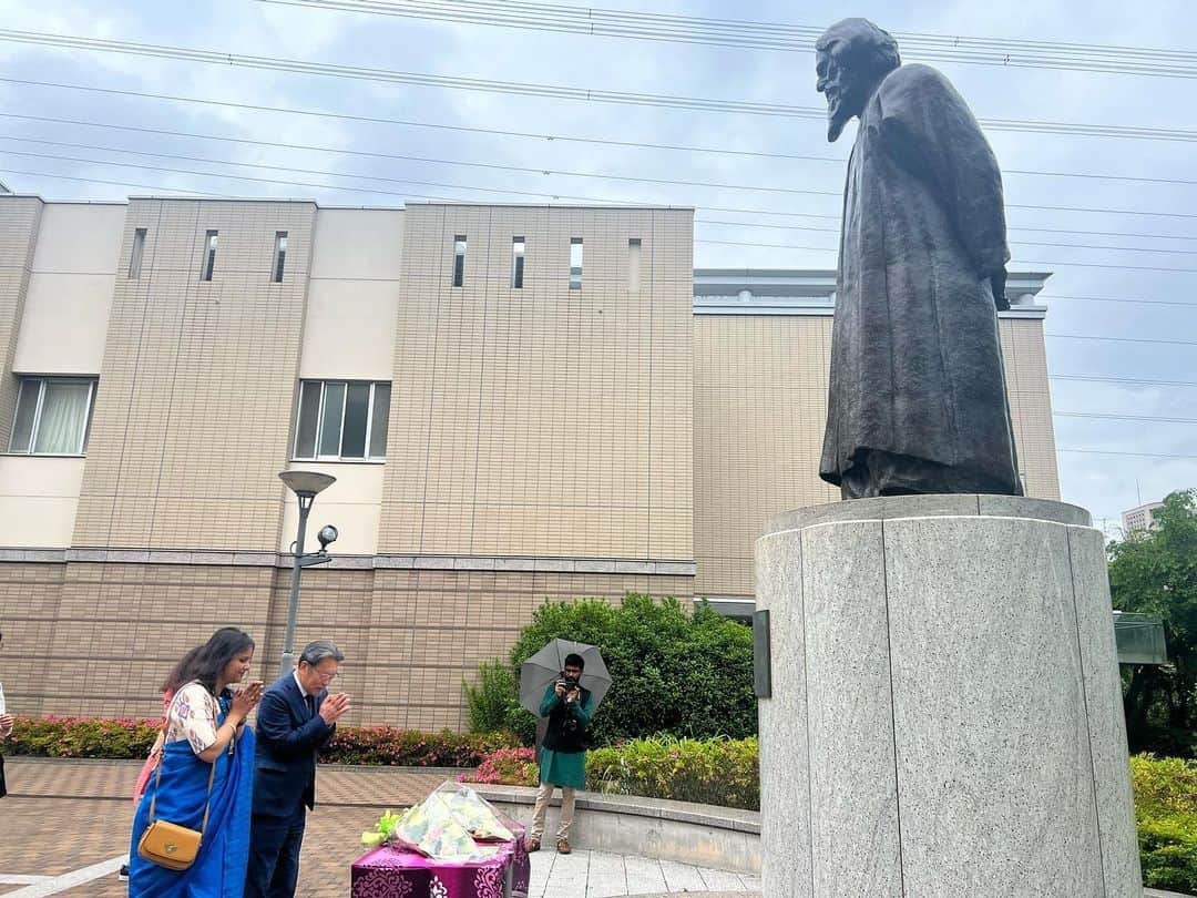 Soka Universityさんのインスタグラム写真 - (Soka UniversityInstagram)「An event to commemorate the 162nd Birth Anniversary of Rabindranath Tagore was held on Saturday, May 13, 2023. This student-organized event, supported by Soka University South Asia Research Center (SARC) and Global Core Center, welcomed Ms. Kanika Aggarwal, the Director of the Vivekananda Cultural Center as a special guest.   Floral tributes were paid to the statue of Rabindranath Tagore (located at Soka University) by Ms. Aggarwal and Prof. Ryohei Tanaka, the Director of SARC and Executive Vice-President of Soka University. This statue was presented to Soka University by Indian Council for Cultural Relations (ICCR) in 2009 and is one of the very few statues of Tagore in Japan. This was followed by the main event in Space Arena at Global Square, which included presentations and speeches to introduce Tagore and cultural performances of songs written and composed by him.  #tagore #birthanniversary #southasia #india #japan #sokauniversity」5月24日 10時07分 - sokauniversity