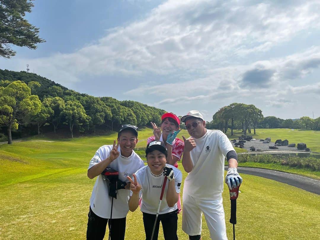 井上裕介のインスタグラム：「新しいアルチビオのウェアを身にまとい、大阪でのお仕事ゴルフコンペ。  なんと前半、ハーフベストよ４８が出ました。 これは、今年中の100切りが現実味を帯びて来た。  #prospectjapan #コンペ #ゴルフ #アルチビオ #ウェア #過去最高」