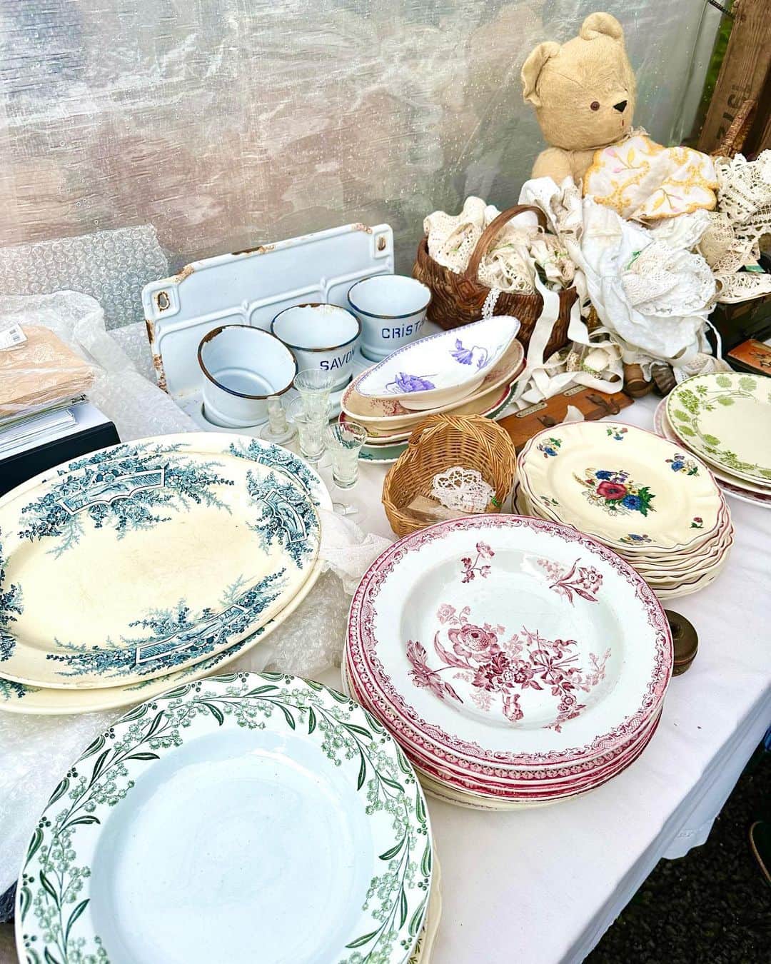 加藤瑠美のインスタグラム：「代官山蚤の市🇫🇷🍽️❤️ 毎回楽しみにしていて、昨日は雨だったけど少しだけ🤏 アンティークって何でこんなに心踊るのでしょう〜🩰🎶  📍代官山蚤の市 2023年5月23日(火）-5月24日（水） 10:00~17:00 東京都渋谷区猿楽町16-15 代官山 T-SITE @gardengallery_daikanyama   #代官山蚤の市 #代官山tsite #蚤の市 #アンティーク #antique #frenchantiques」