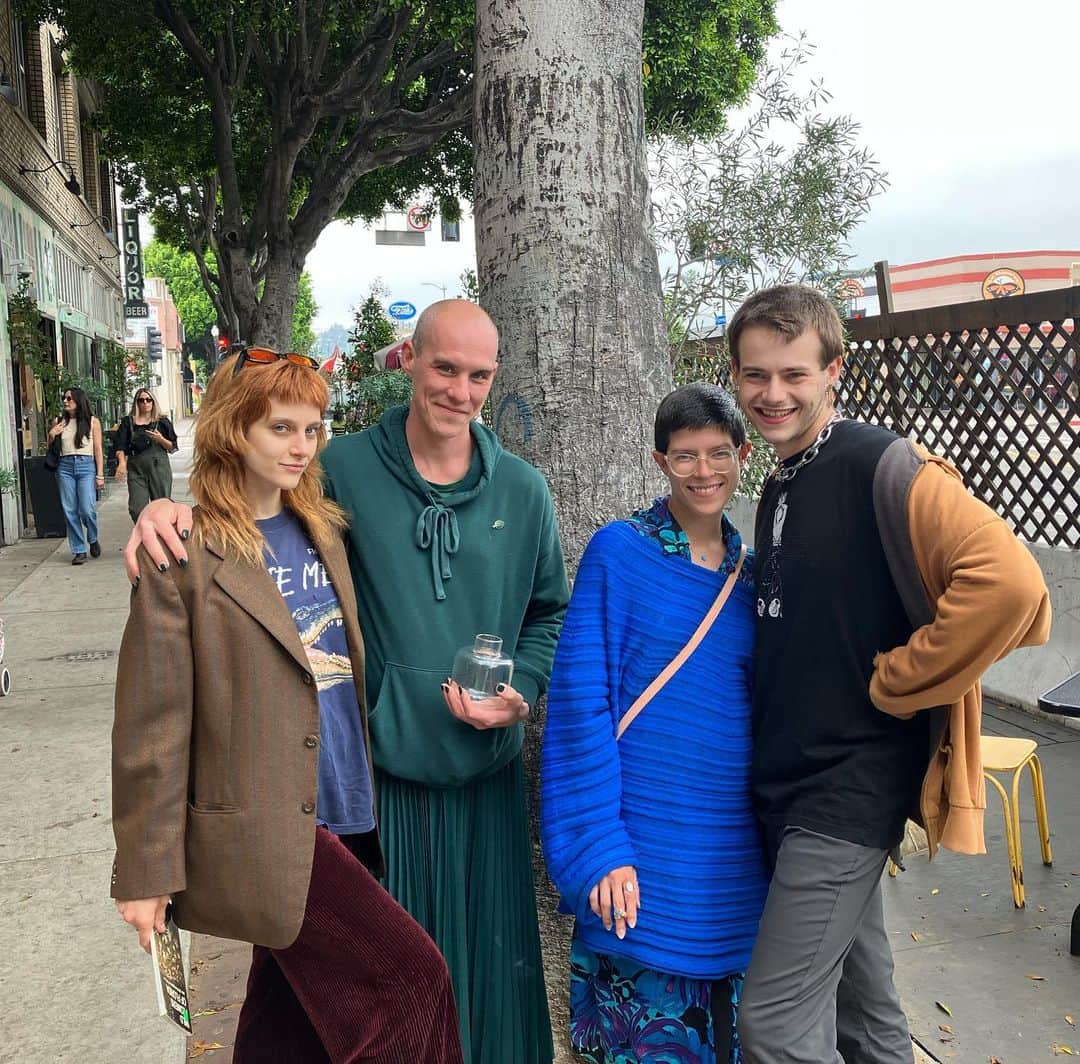 オーブリー・ピープルズのインスタグラム：「your local botany queers」