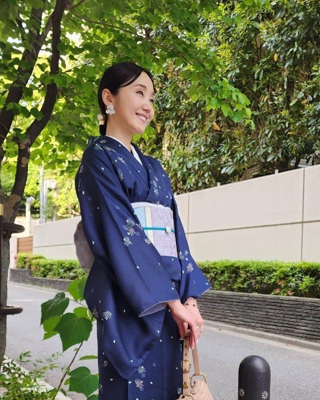 織香のインスタグラム：「先日のお着物👘  初めて自分で買った松の柄の小紋🌲 遠くからだと雪の結晶のようにも見えて お気に入り❄︎❄︎❄︎  着物を着て出かけるだけで すごく特別な気分になれます😊  （まず着ただけで達成感😆）  #着物 #きもの#着付け #松 #小紋 #着付け練習中 #着物着方着付け教室 #いち瑠 #いちくら#着物」