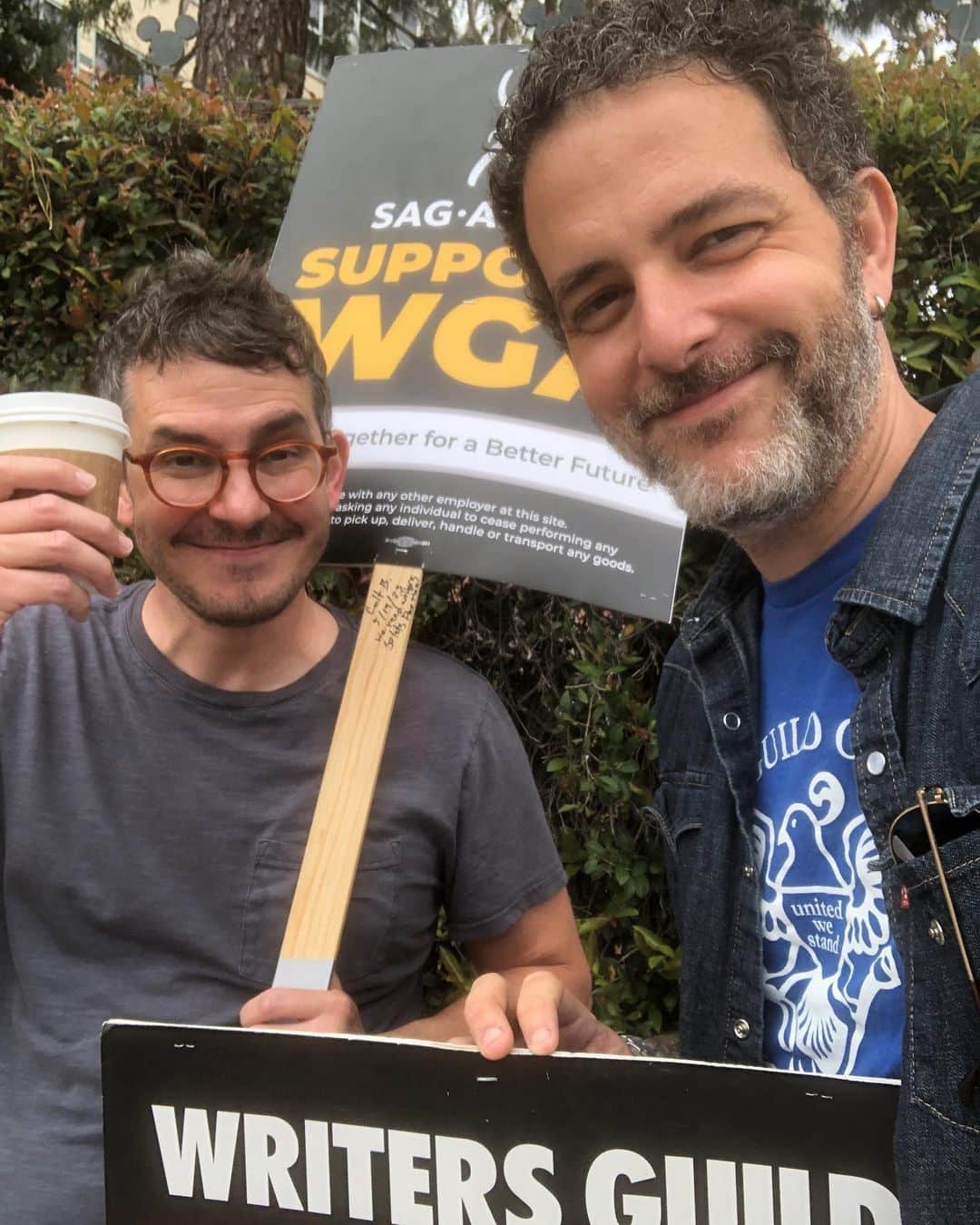 のインスタグラム：「Got a little picket line practice with my buddy @nickamadeusamadeus today. Gonna recommend you do the same fellow @sagaftra members.  We are stronger together.  Keep up the fight @wgawest @wgaeast  #unionstrong #sagaftra #wgastrong #wgastrike」