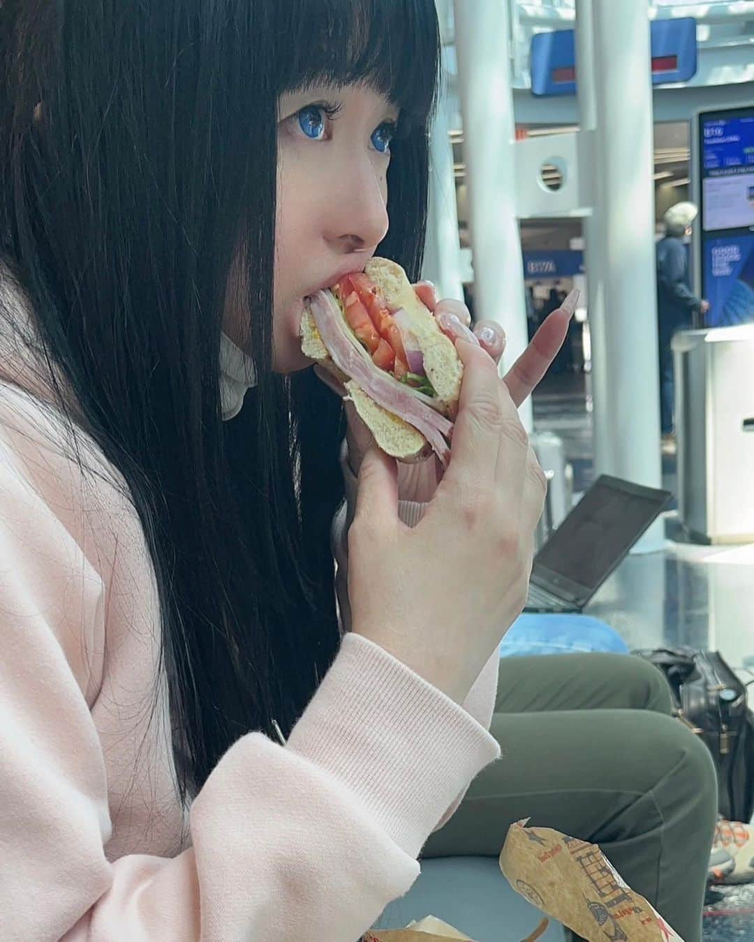 田中理恵さんのインスタグラム写真 - (田中理恵Instagram)「空港にて✈️✨ 美味しいベーグルを買ってモグモグ🥯 シカゴでの時間はあっという間でした とっても楽しかったです！  13時間のフライトを経て日本に戻ってきましたが、2人ともぐったりでした笑」5月24日 10時34分 - rieanesan