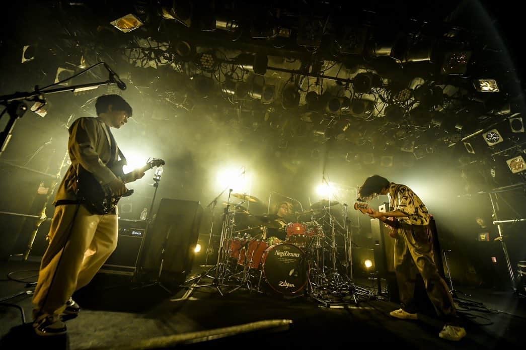 のインスタグラム：「2023.5.23  渋谷 CLUB QUATTRO  ライブ出来て良かったです  本当にありがとうございました  ツアーはあと4本 元気にまわれたら良いなと思います  photo by azusa takada @azusatakada_photographer   #baseballbear  #ギドベツアー」