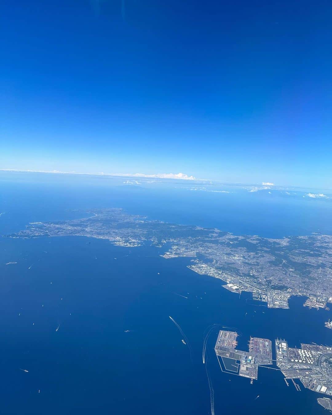 金子貴俊のインスタグラム：「今日は朝イチで飛行機に乗って地方ロケ！ 久々に大好きなあの番組へ！ 今日は1日楽しみまくるぞ〜♬」