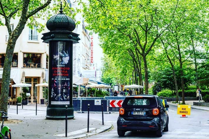 渋谷慶一郎のインスタグラム：「Android Opera “MIRROR” in the Streets of Paris. 21,22,23 June 2023 @theatrechatelet For more information, go to bio.パリの街中にアンドロイドオペラ。6/21,22,23 パリ・シャトレ座、チケットや詳細はbioに。」