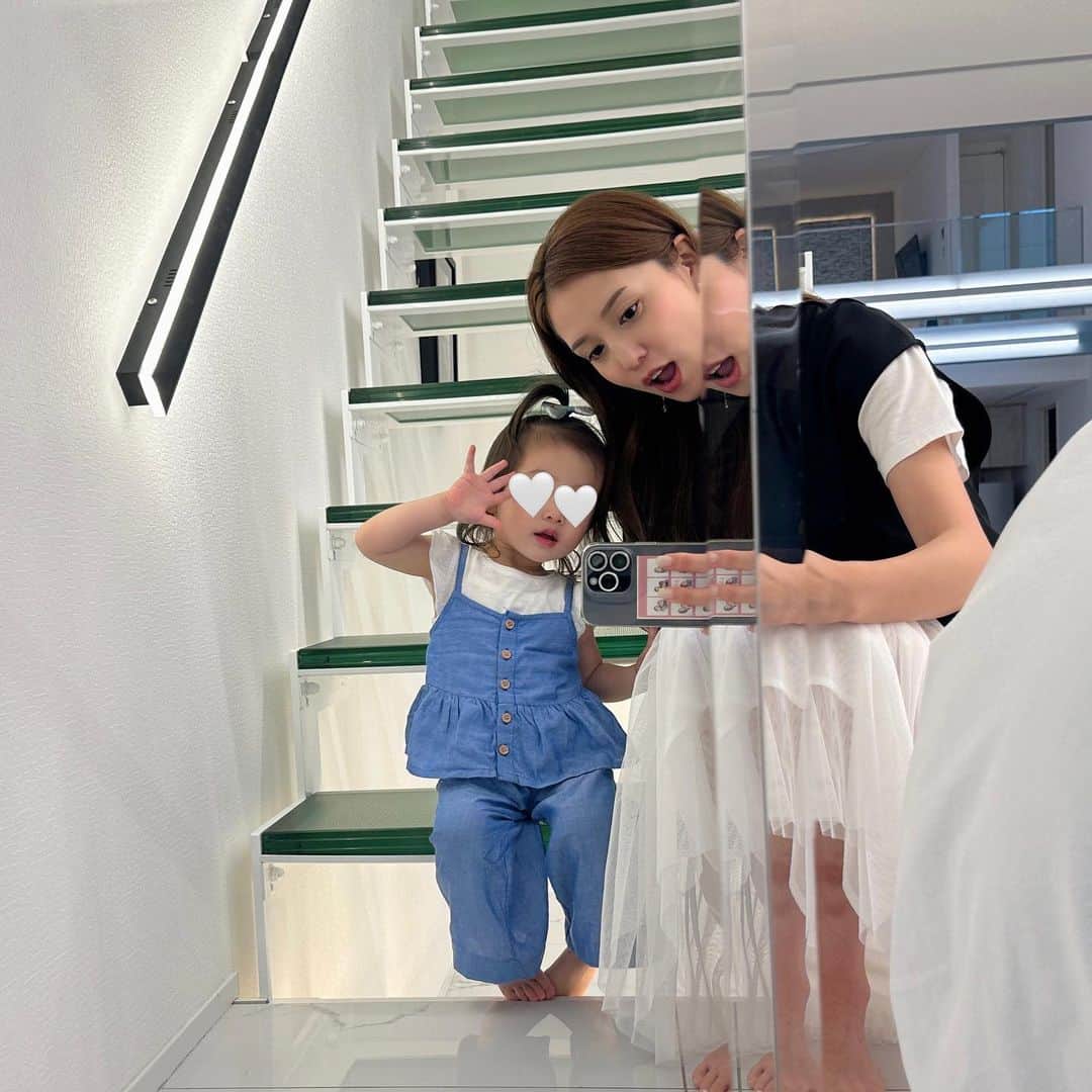 丸高愛実さんのインスタグラム写真 - (丸高愛実Instagram)「長女、念願のプール👧👍 二女はプールサイドでいらっしゃいませ〜ってお店ごっこしてた🤣💗  素敵なコテージでした🤍 なのに全然写真撮ってない😅 YouTube撮ったのでいつかupされます🫶  #プール #柿谷家 #淡路島」5月24日 10時52分 - marutakamanami