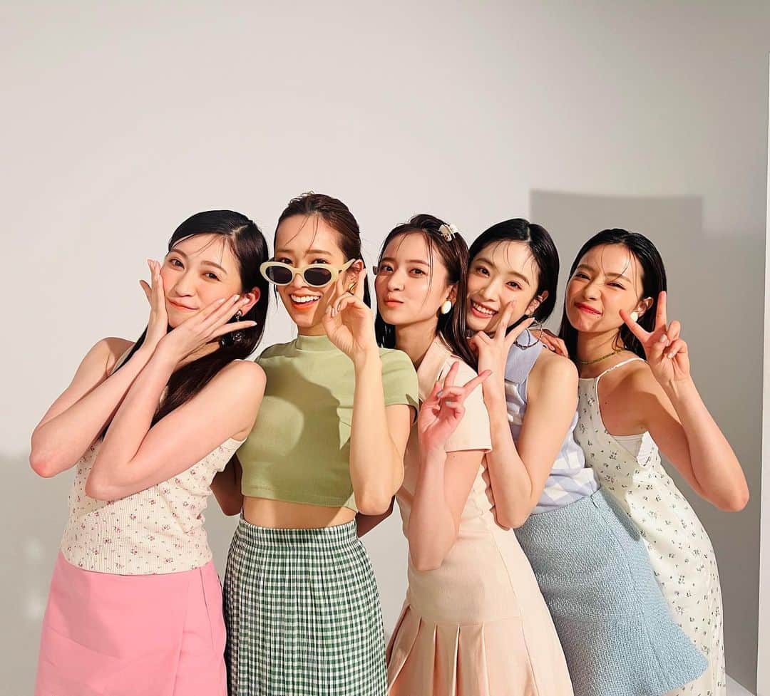 のインスタグラム：「@ray.magazine 今月号は Rayモデル大集合表紙が 目印ですよ〜💖💖 なかなかみんな集まれることないから嬉しかった🥰❤️ . やんちゃんは初めて一緒に撮影した🫣💖」