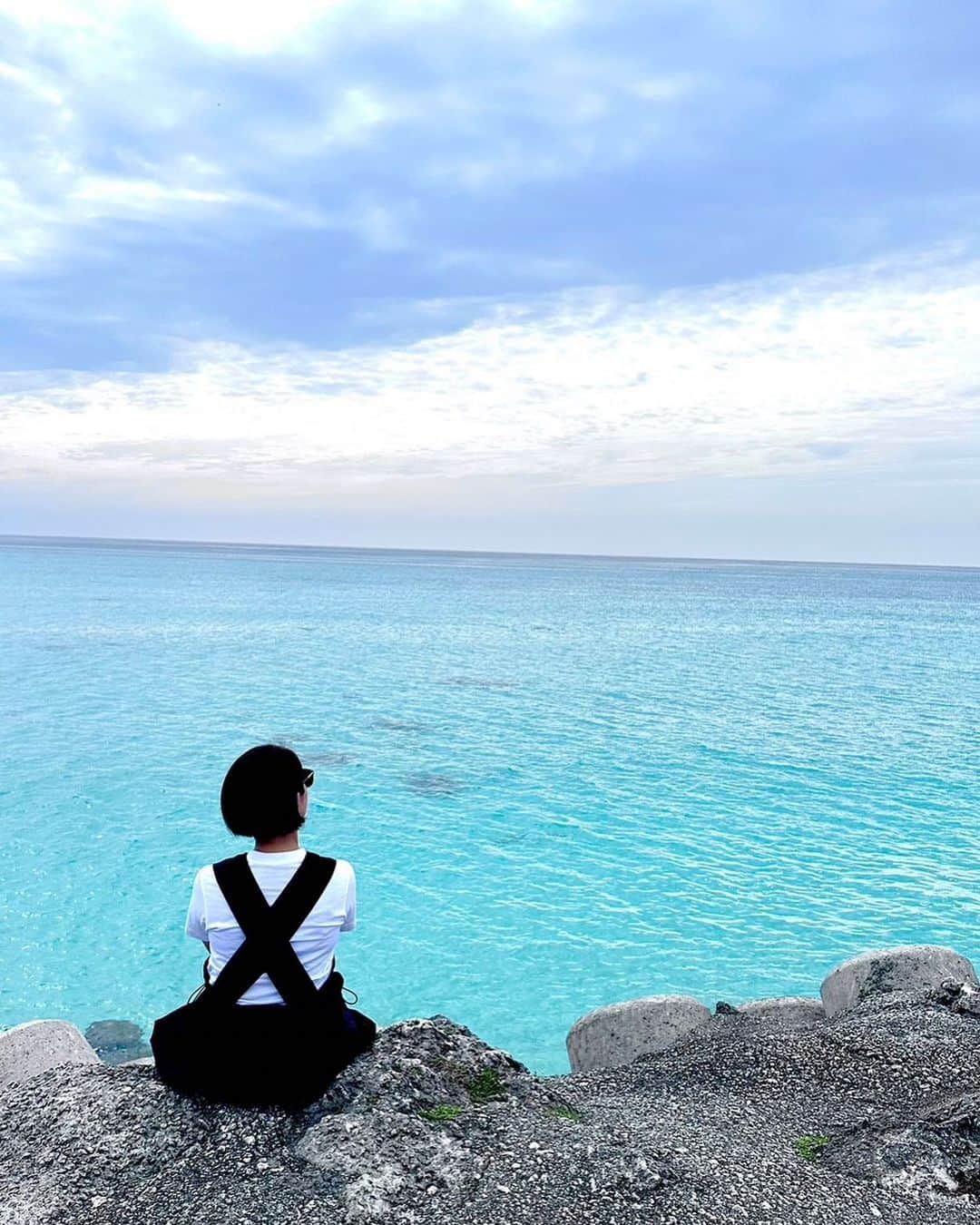 KONANのインスタグラム：「のほほん❣️ . . 海が青い〜っ🥰 . . #沖縄 #宮古島 #海 #旅行 #女子旅 #miyakojima #okinawa #癒し」