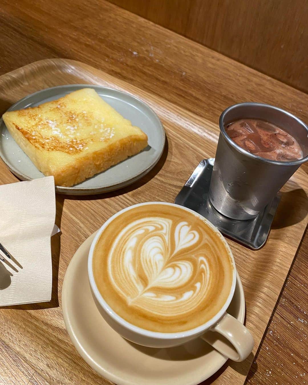 奥山絵里奈さんのインスタグラム写真 - (奥山絵里奈Instagram)「子供と一緒だけど ゆっくりお茶したくて 来ました！ #砂場カフェ  @lattest_sunaba ☕️🍰  表情がリラックスしてるでしょ？ というか無笑  スカイツリーの近くにある #東京ミズマチ の中の #ラテストスポーツ にあります！  カフェ自体凄くオシャレ✨  フレンチトースト頼みました✨  着いてから気付いたのですが 砂場は有料でした🤣  30分500円 延長15分毎250円 （大人が砂場に入る場合は600円）  1時間くらい砂場で子供は遊んで 私はゆっくりお茶出来て良かったです〜！  なかなか帰りたがらなくて 大変だった🤣  砂場遊び楽しいよね🏝️🤣  カフェ10:00～22:00(ラストオーダー21:30)/ ボルダリング(平日)12:00～23:00(土日祝)10:00～21:00/ サイクルショップ10:00～19:00/砂場10:00～18:00  不定休  131-0033 東京都墨田区向島1-23-15  #lattestsports #ミズマチ #砂場カフェ #子連れカフェ東京 #墨田区グルメ #墨田区カフェ #墨田区ママ #カフェ巡り #ママコーデプチプラ #グレイル購入品 #グレイルコーデ#雨の日の過ごし方#子供とお出かけ」5月24日 10時50分 - erinaokuyama