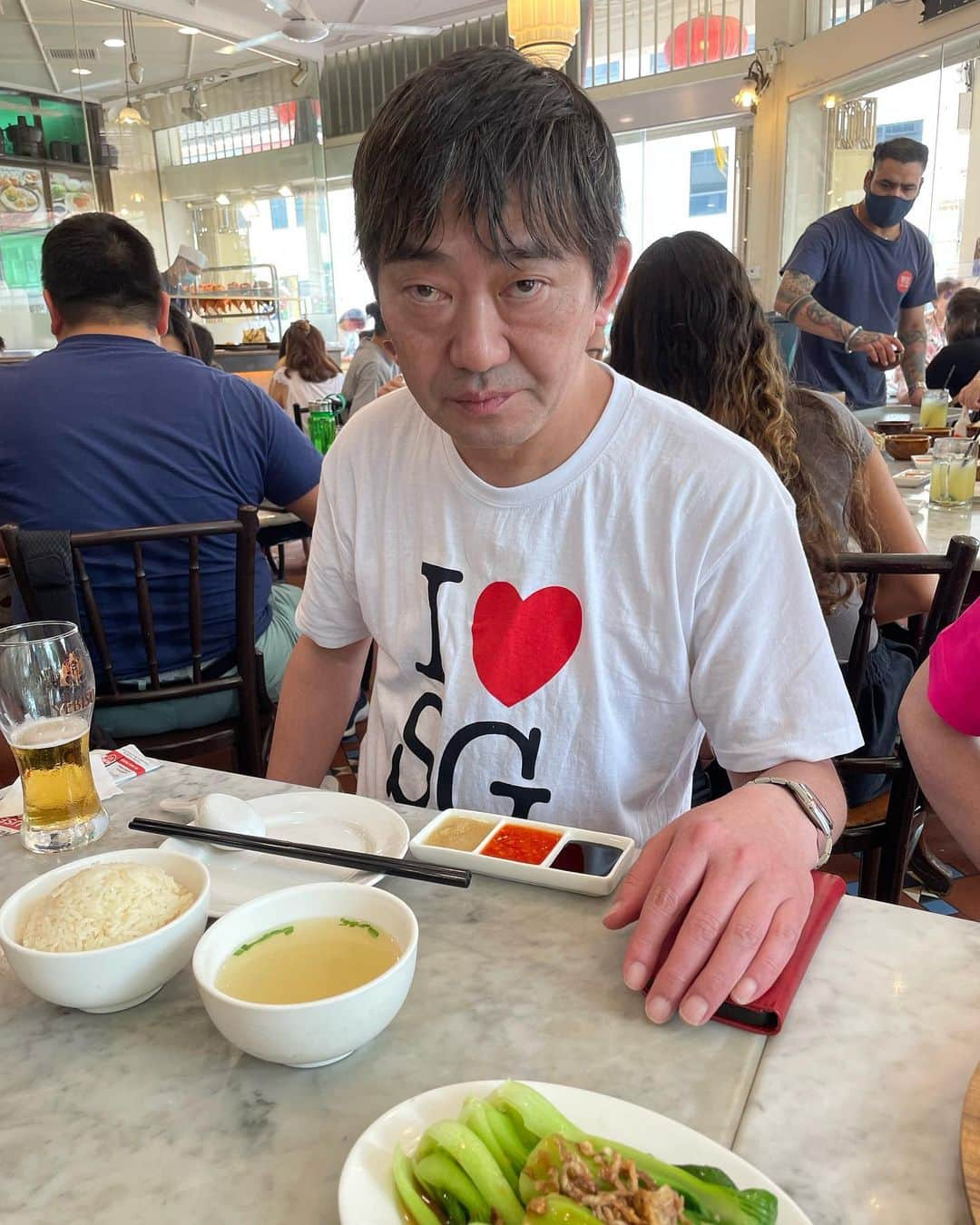 東野幸治さんのインスタグラム写真 - (東野幸治Instagram)「シンガポール。表情とTシャツ。どっちのあなたが本当⁈」5月24日 11時00分 - higashinodesu