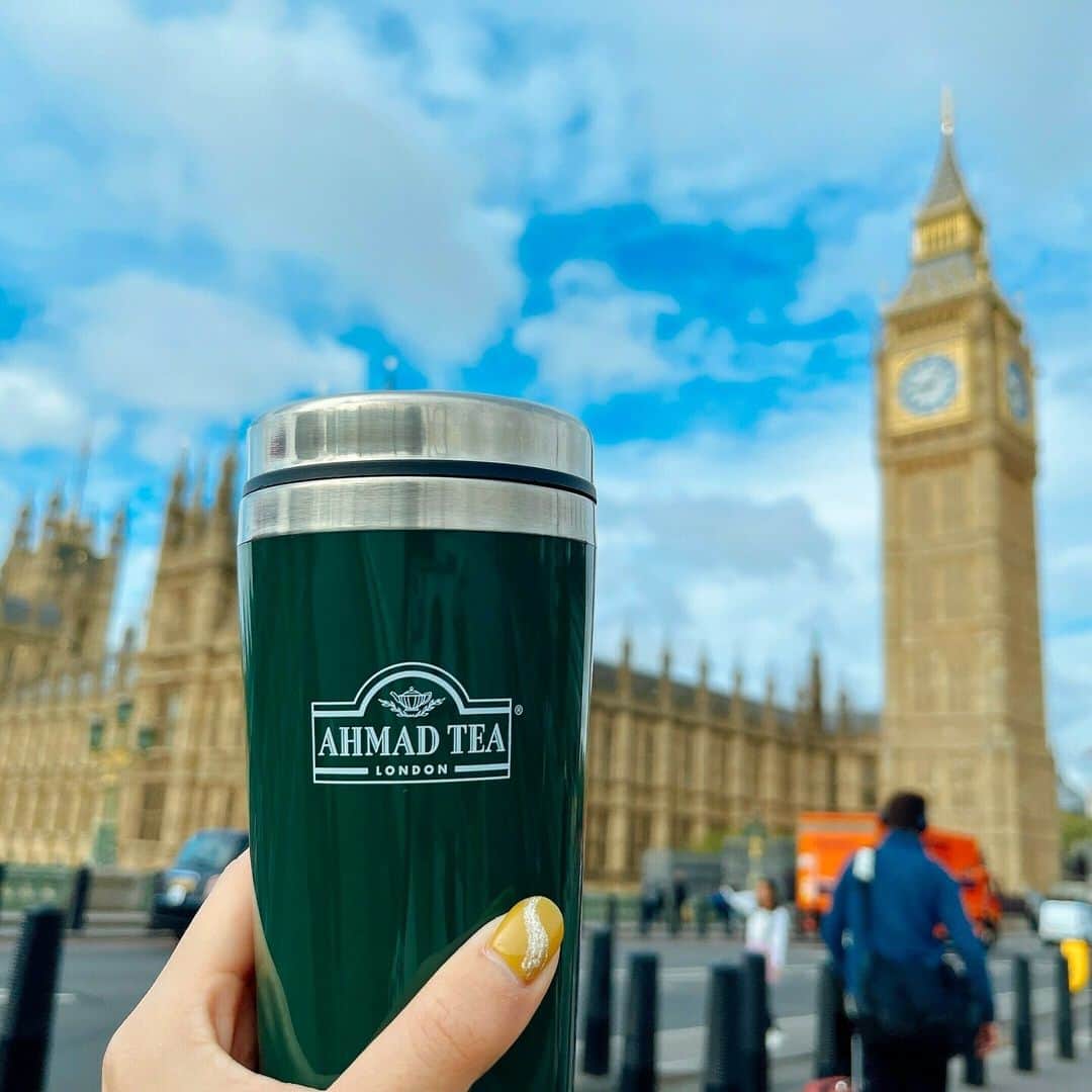 AHMAD TEA / アーマッドティーのインスタグラム：「"ロンドンからの便り"  2019年11月に好評を博した、ロンドン旅行が当たる "アーマッドティー紅茶検定" キャンペーン☕🇬🇧  突然のコロナ禍で延期の続いていたご旅行を 3年半越しでついに、ご当選者の方に 楽しんでいただくことができました👏  素敵なスナップが届いたので、一部ご紹介します📸  ✓1枚目：ビッグベン ✓2枚目：タワーブリッジ ✓3枚目：ピカデリーサーカス  他にもロンドンの名所で撮影いただいたお写真を 順次ご紹介していく予定です！どうぞお楽しみに✨  @ahmadtea_jp #アーマッドティー #ahmadtea」